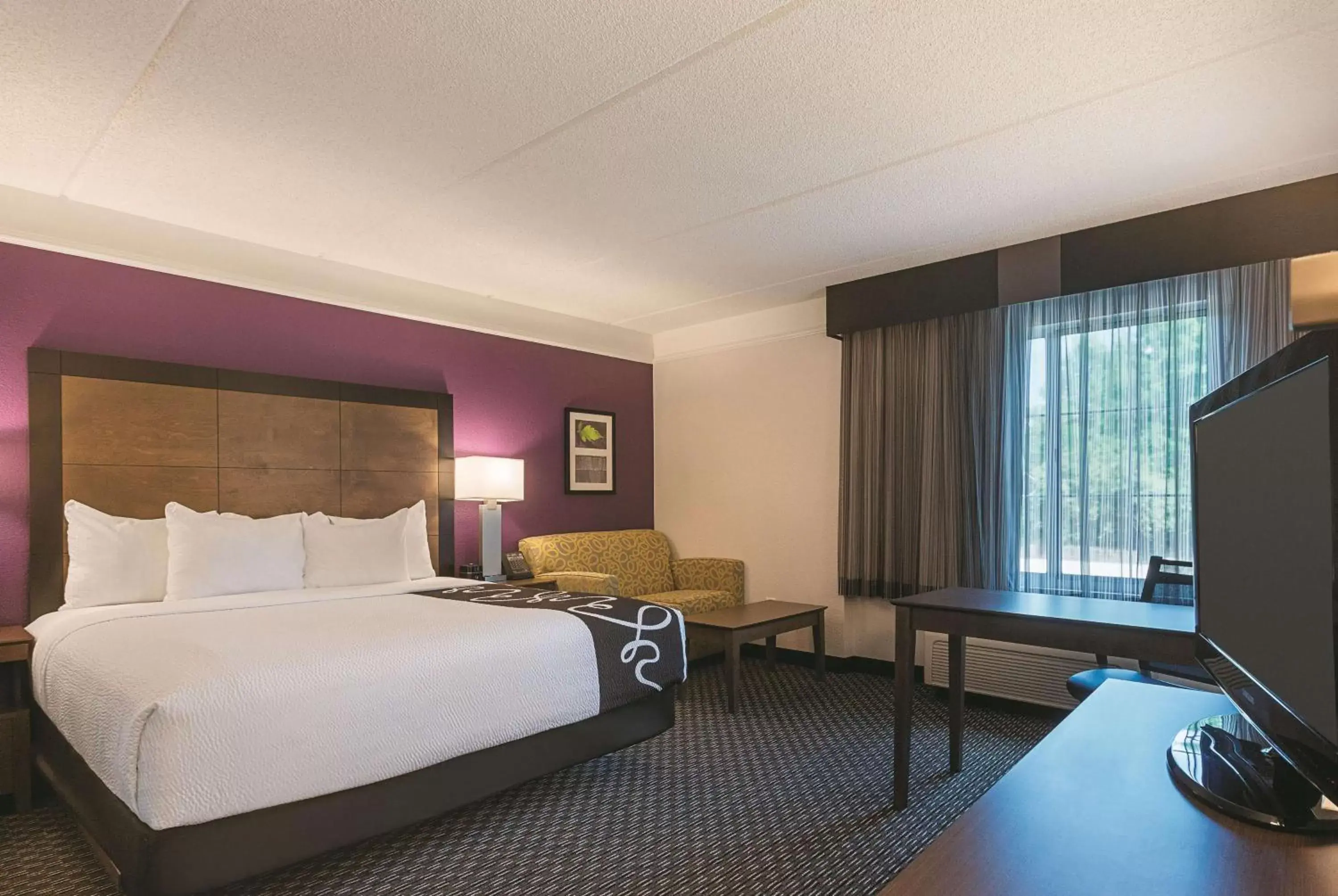 Photo of the whole room, Bed in La Quinta by Wyndham Atlanta Alpharetta