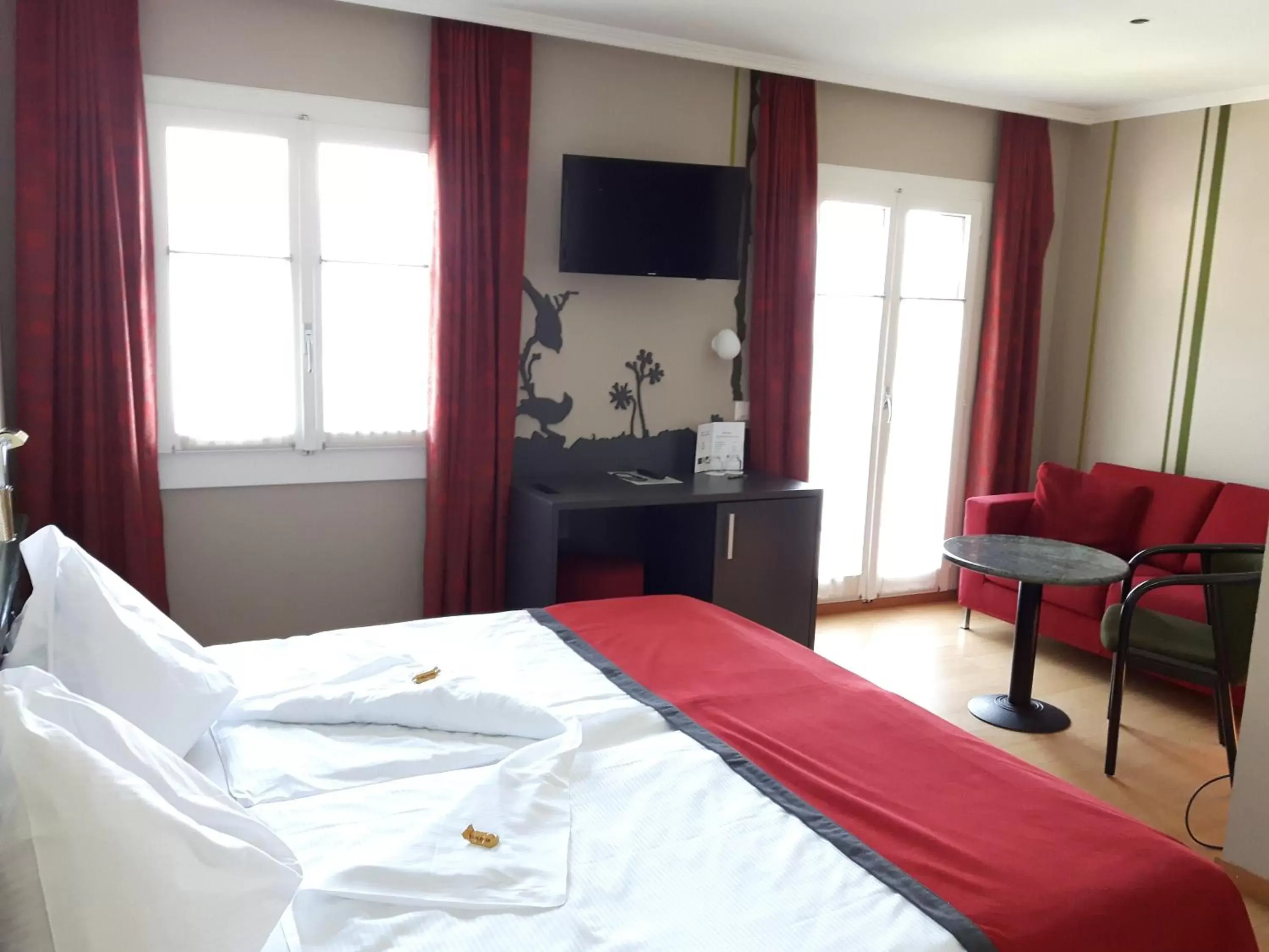 Bed, TV/Entertainment Center in Hotel Central Am See - Beau Rivage Collection