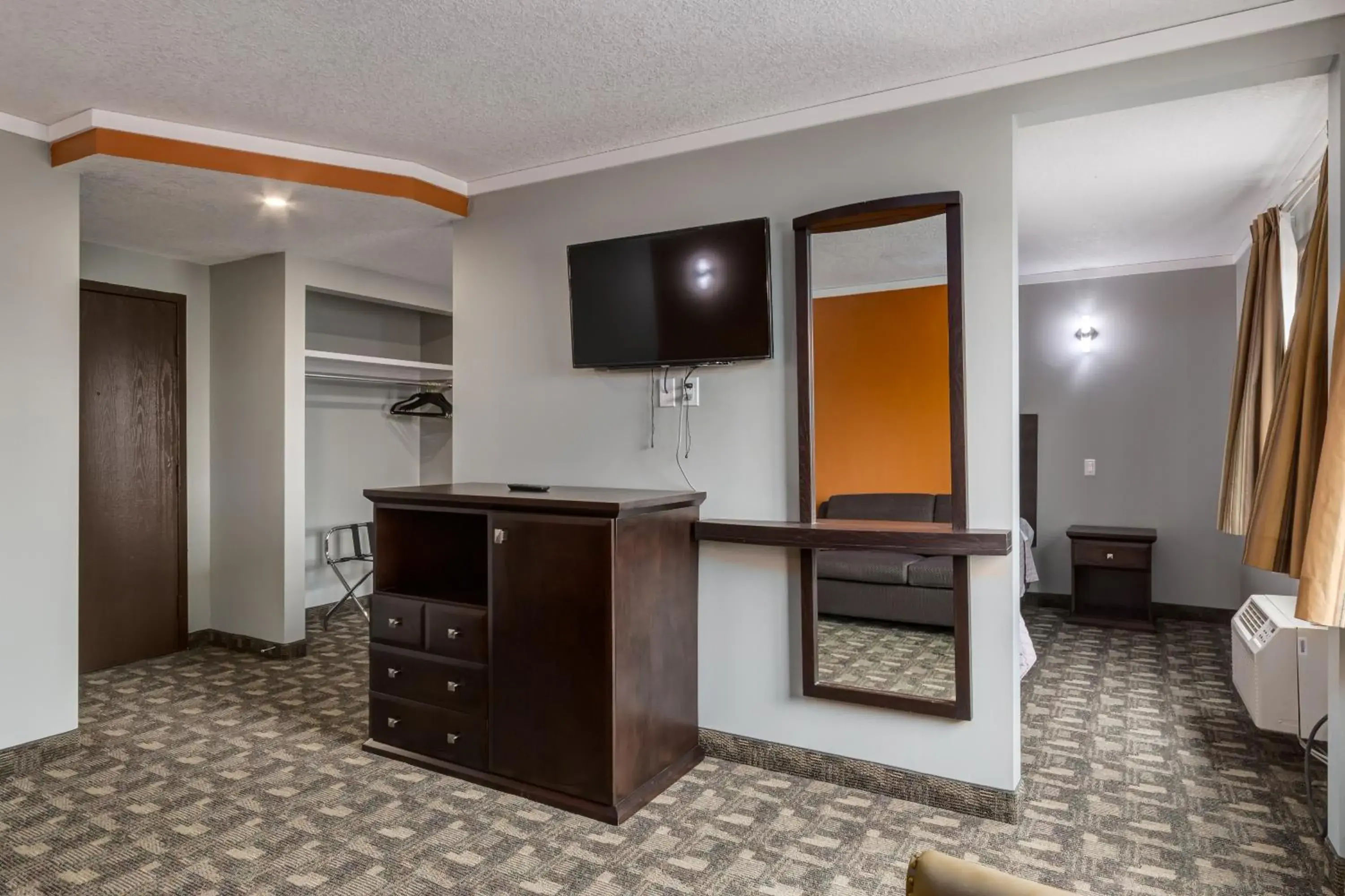 TV and multimedia, TV/Entertainment Center in Airport Traveller's Inn