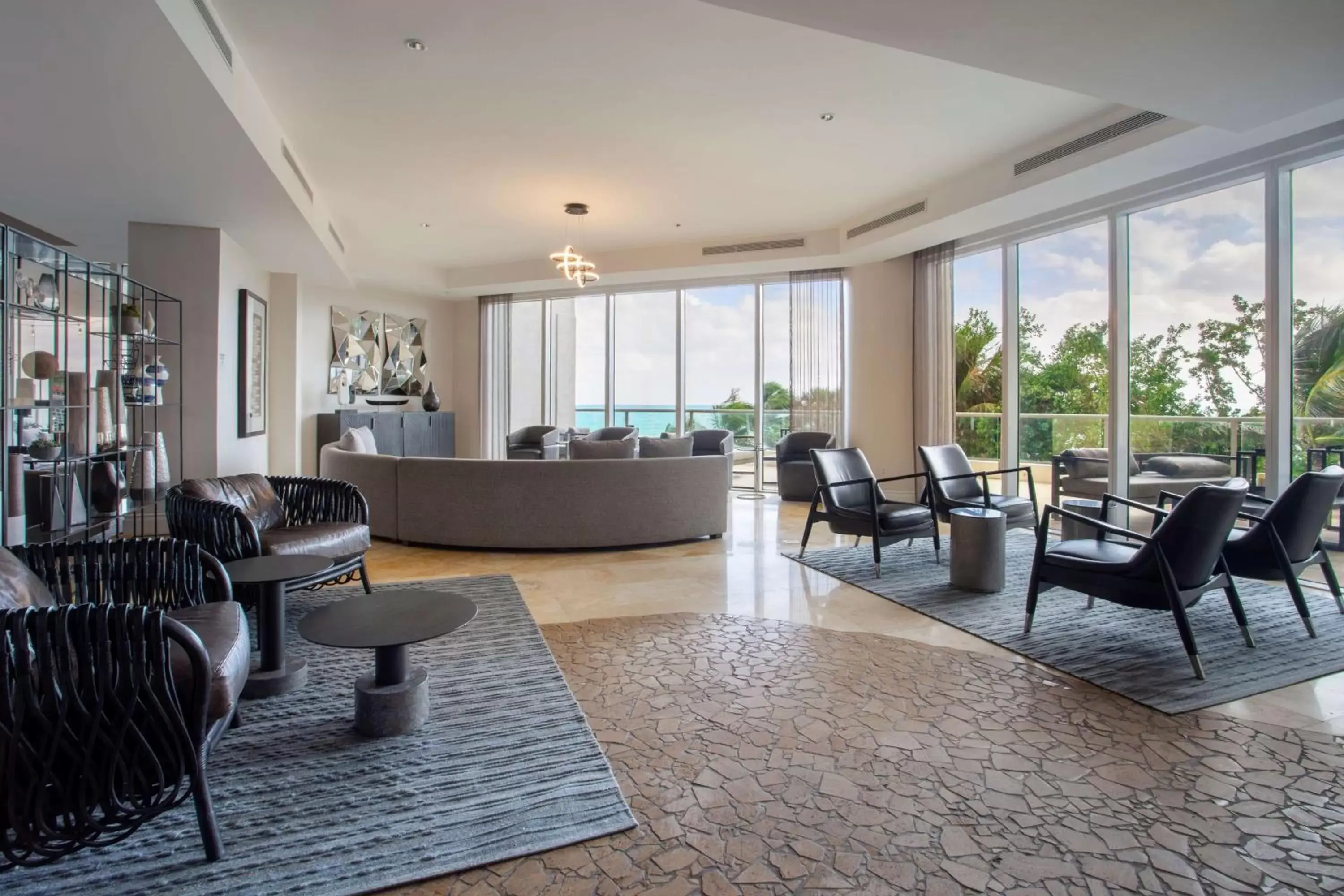 Lobby or reception in DoubleTree by Hilton Ocean Point Resort - North Miami Beach