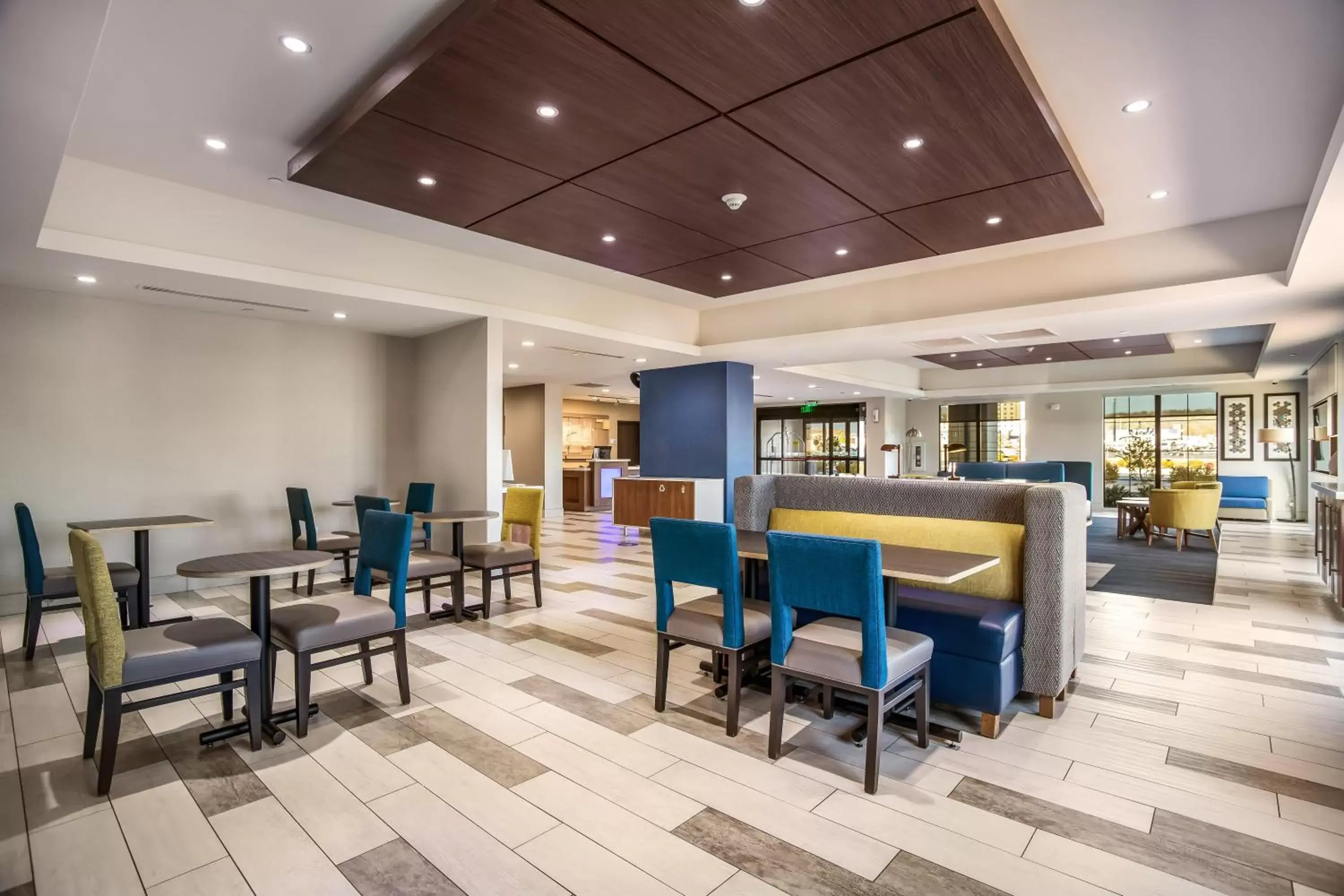 Breakfast, Restaurant/Places to Eat in Holiday Inn Express & Suites Tulsa East - Catoosa, an IHG Hotel