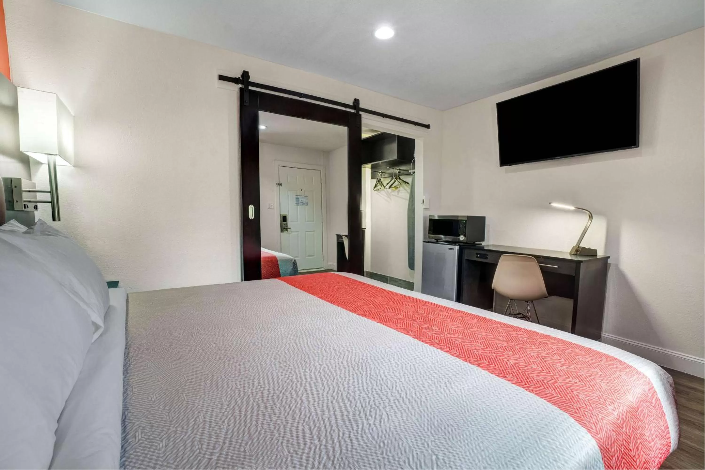 Photo of the whole room, Bed in Motel 6 Bellville, OH