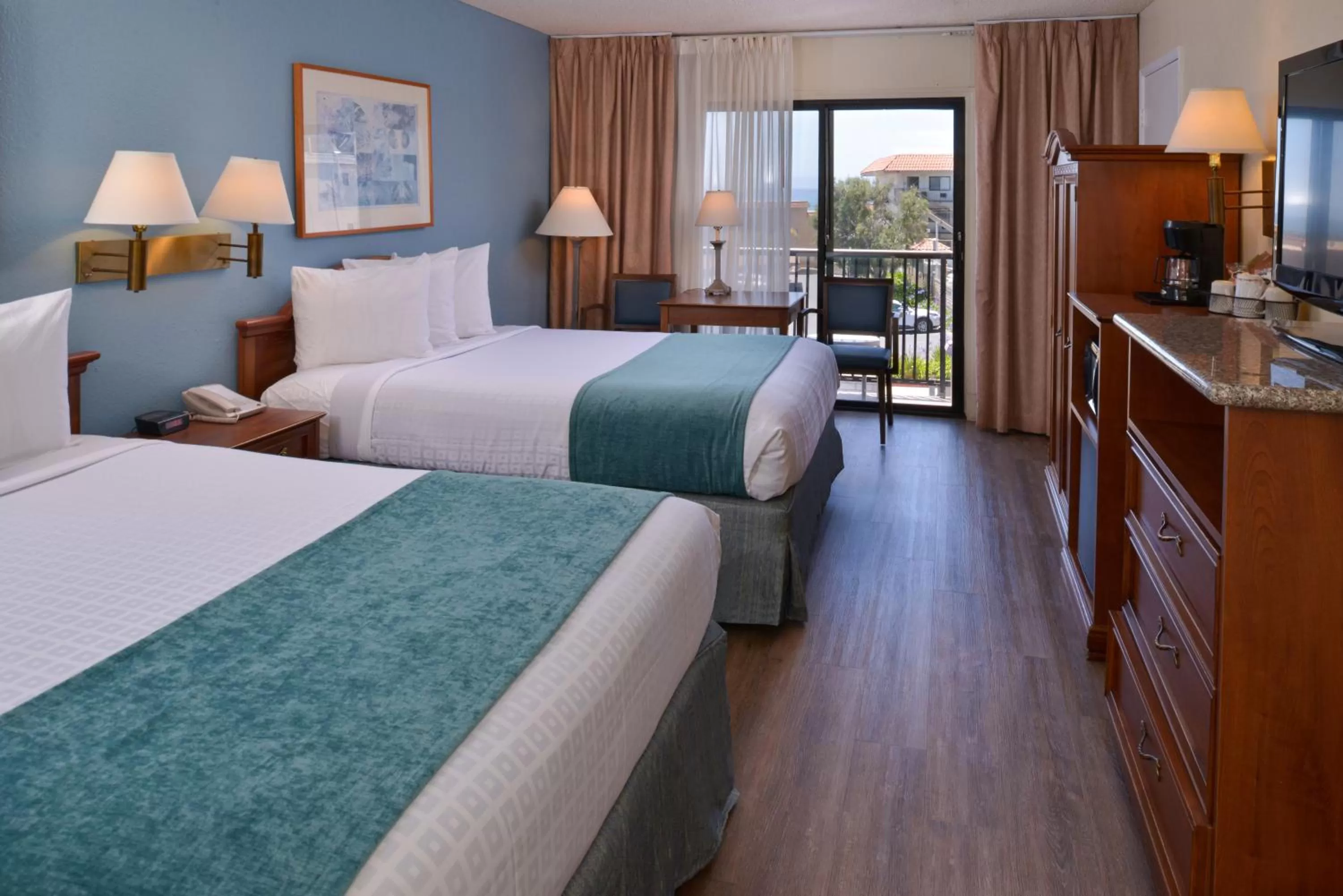 Bed in Edgewater Inn and Suites