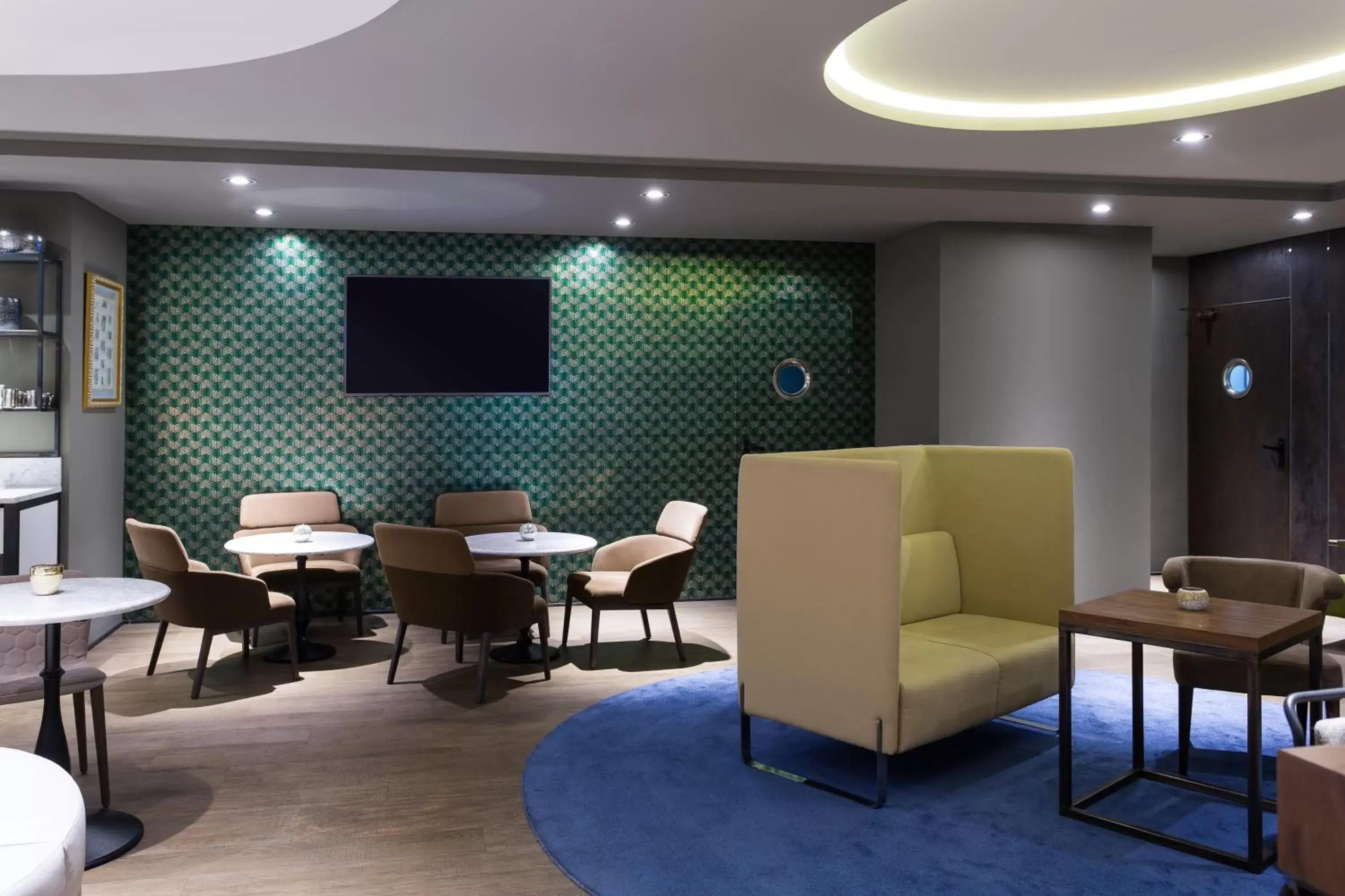 Communal lounge/ TV room, Lounge/Bar in Mercure Madrid Centro