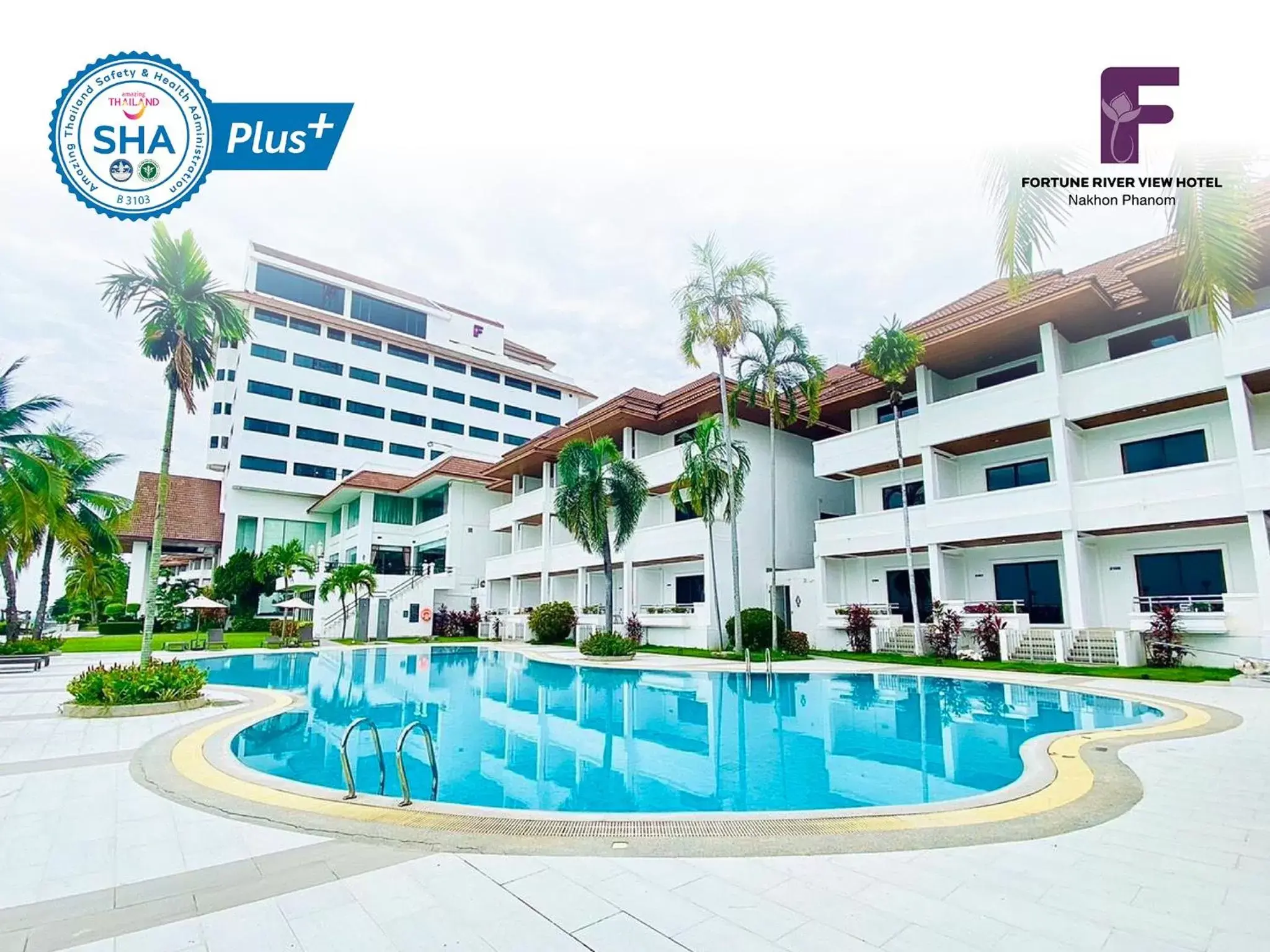 Swimming pool, Property Building in Fortune River View Hotel Nakhon Phanom