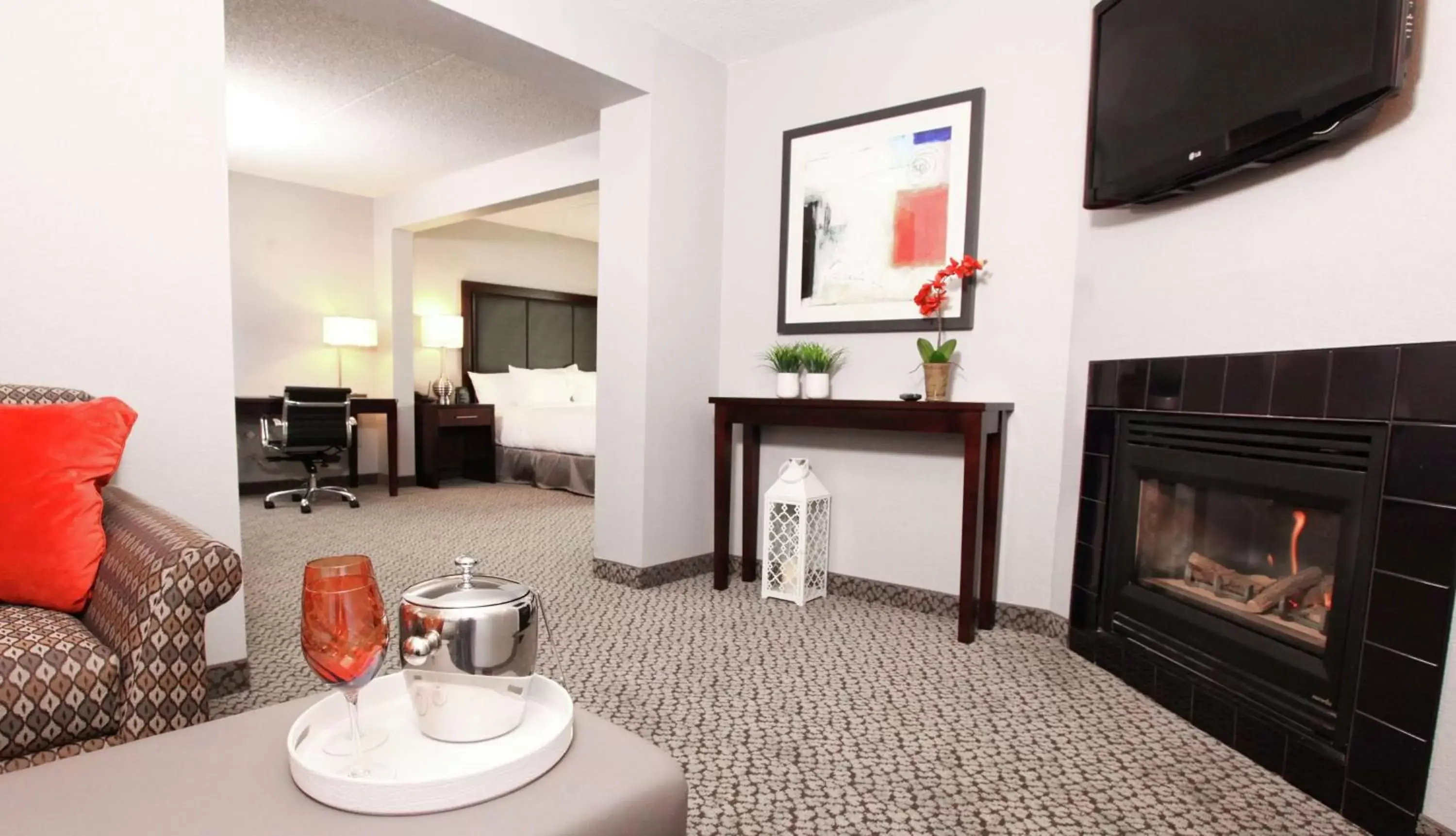 Living room, TV/Entertainment Center in Doubletree Des Moines Airport