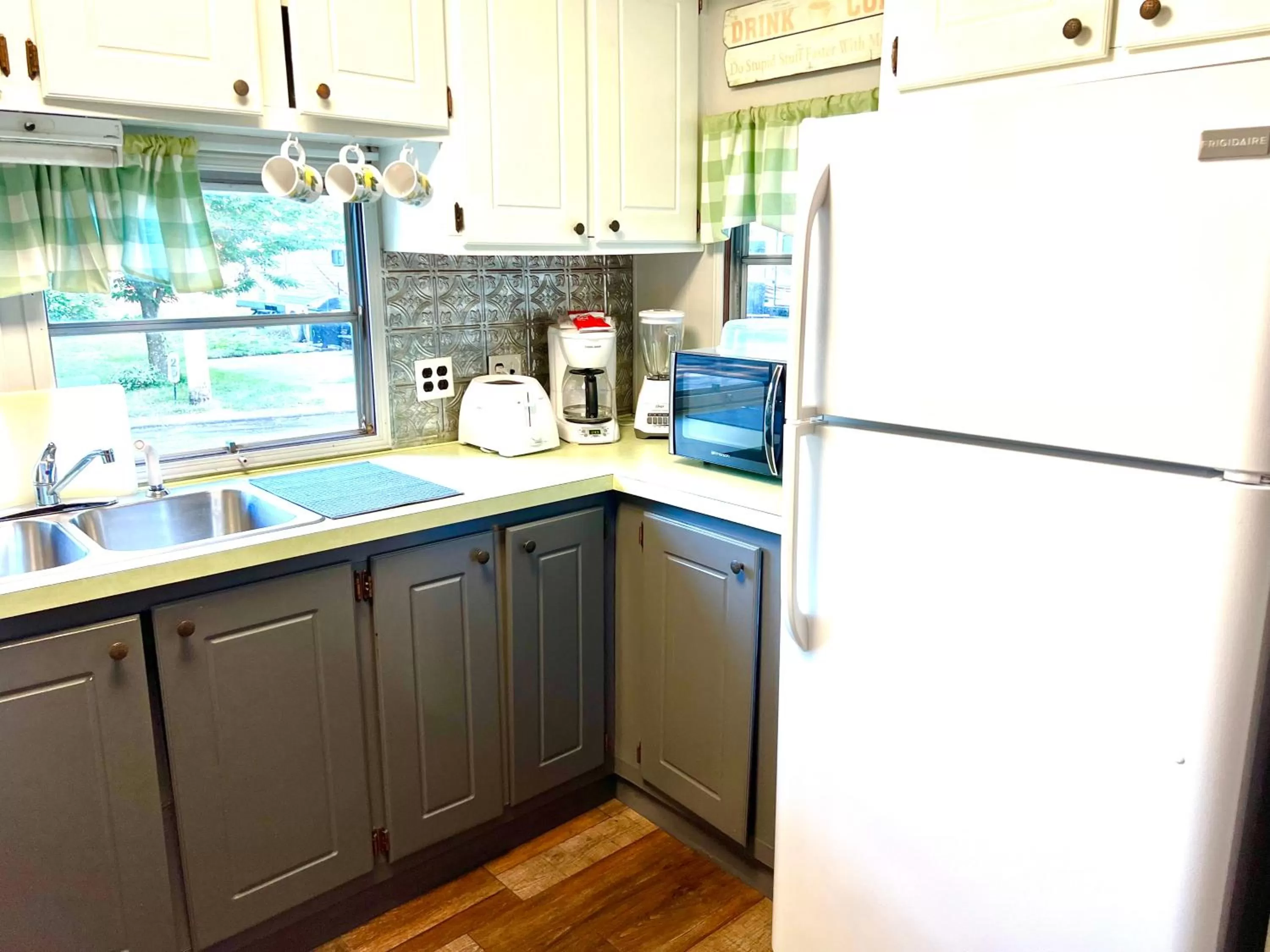 Kitchen or kitchenette in White Caps Motel and RV Park