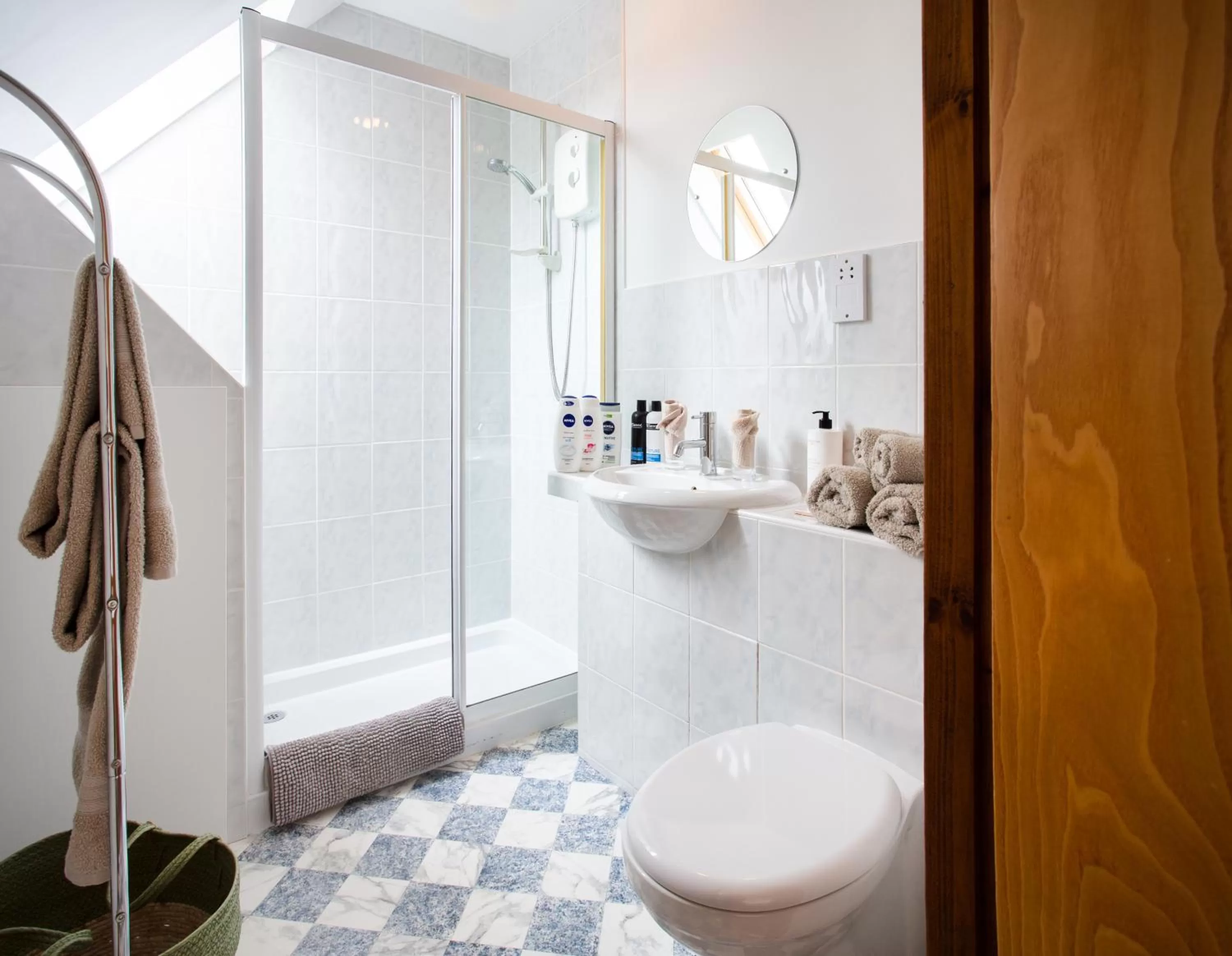 Shower, Bathroom in Beechwood Lodge
