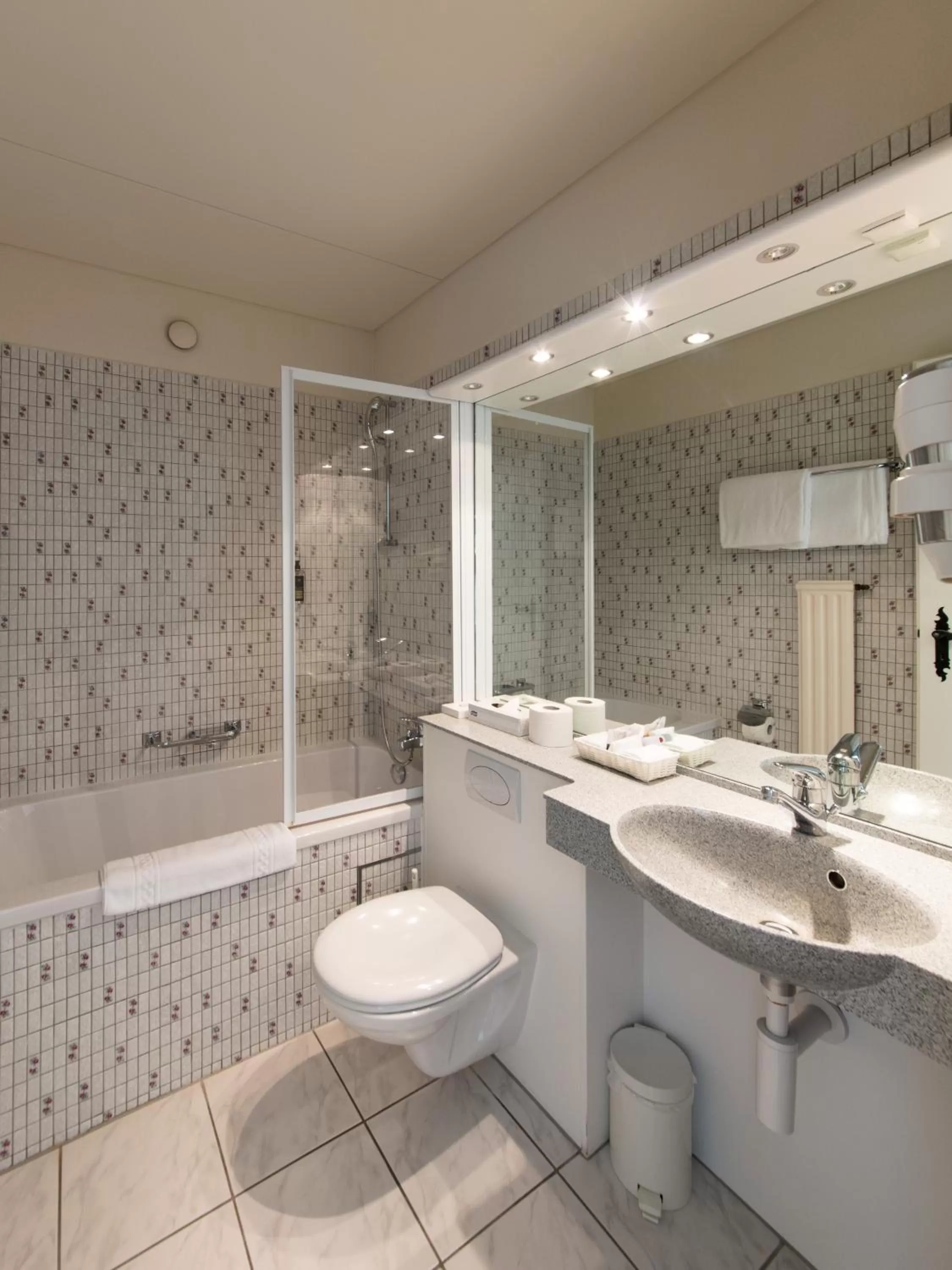 Bathroom in Hôtel de la Rose