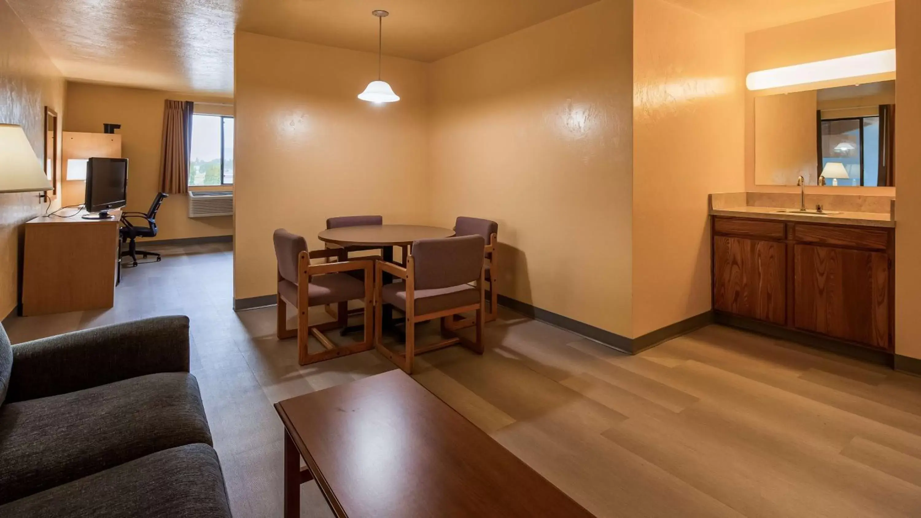 Photo of the whole room, Dining Area in SureStay Hotel by Best Western Ellensburg