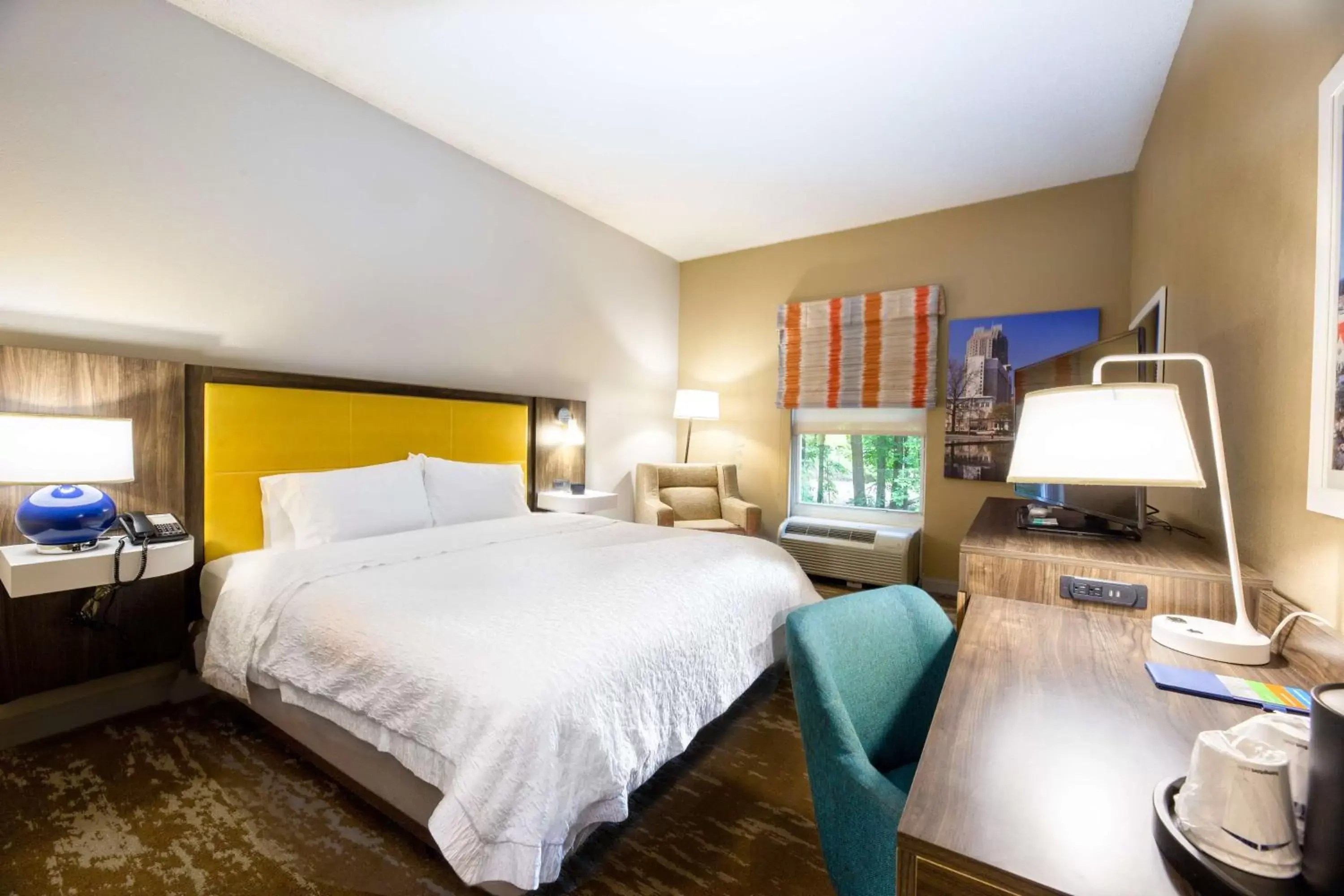 Bedroom in Hampton Inn & Suites Raleigh/Cary I-40 (PNC Arena)