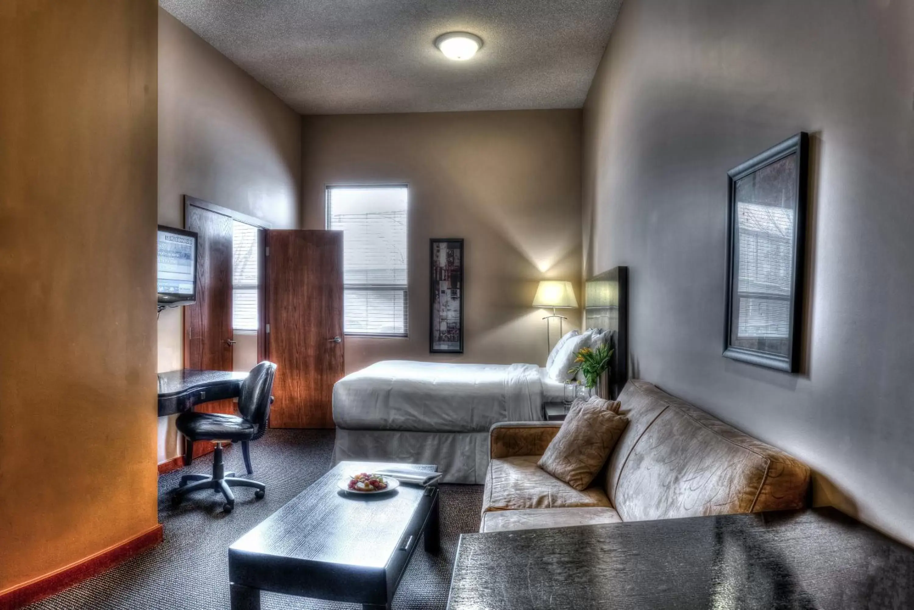 Bed, Seating Area in Podollan Inn & Spa - Grande Prairie