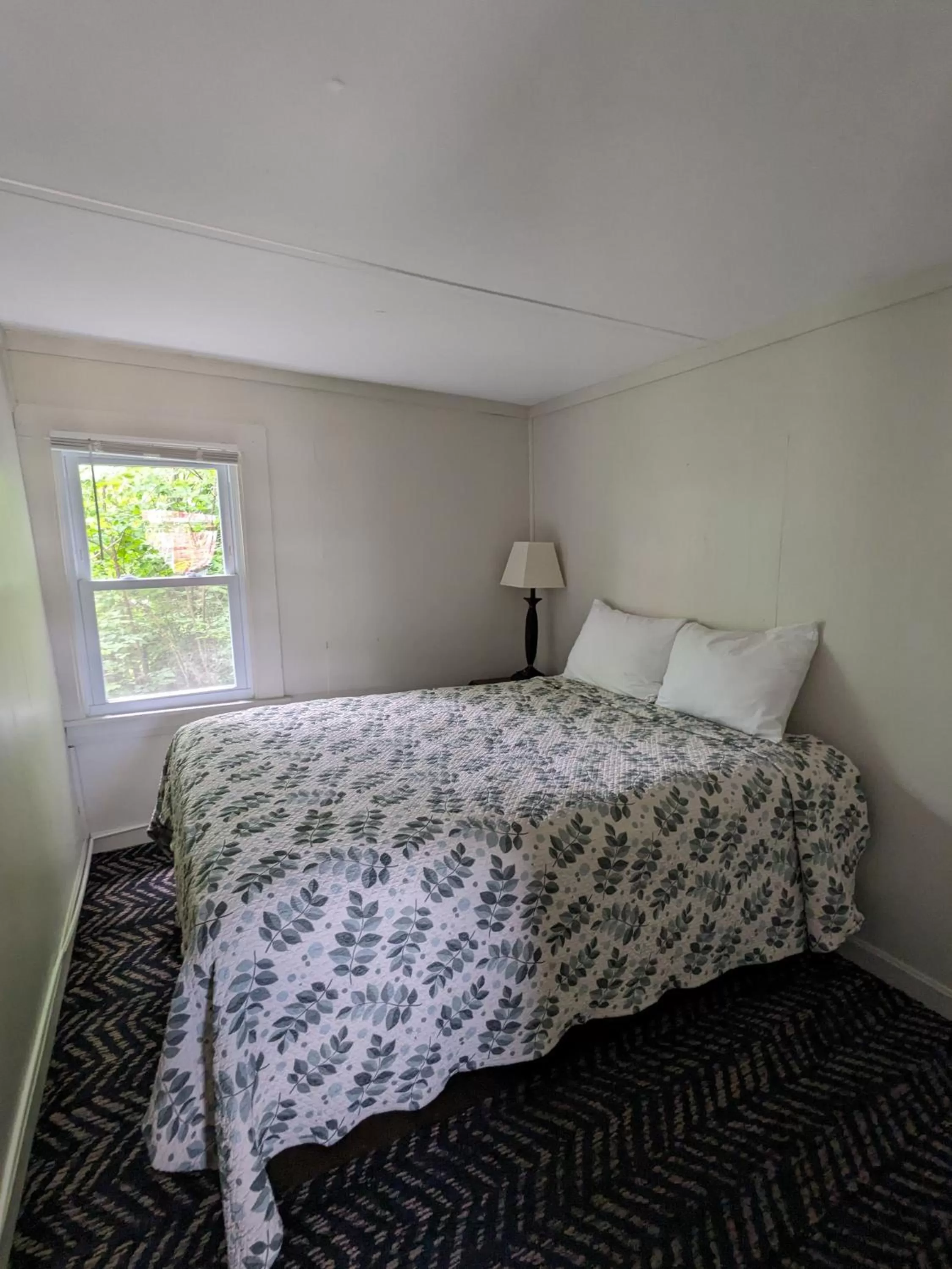 Bed in Perry's Motel and Cottages