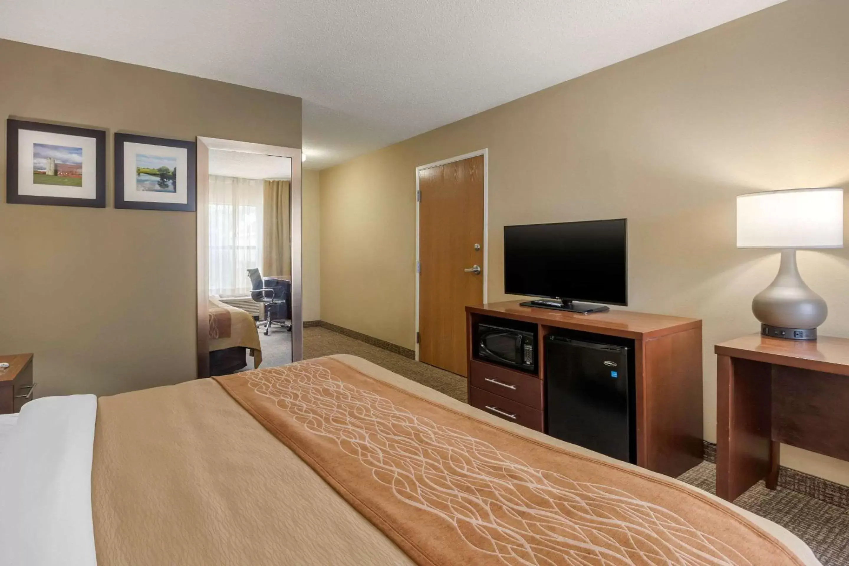 Photo of the whole room, Bed in Comfort Inn Walcott near Davenport