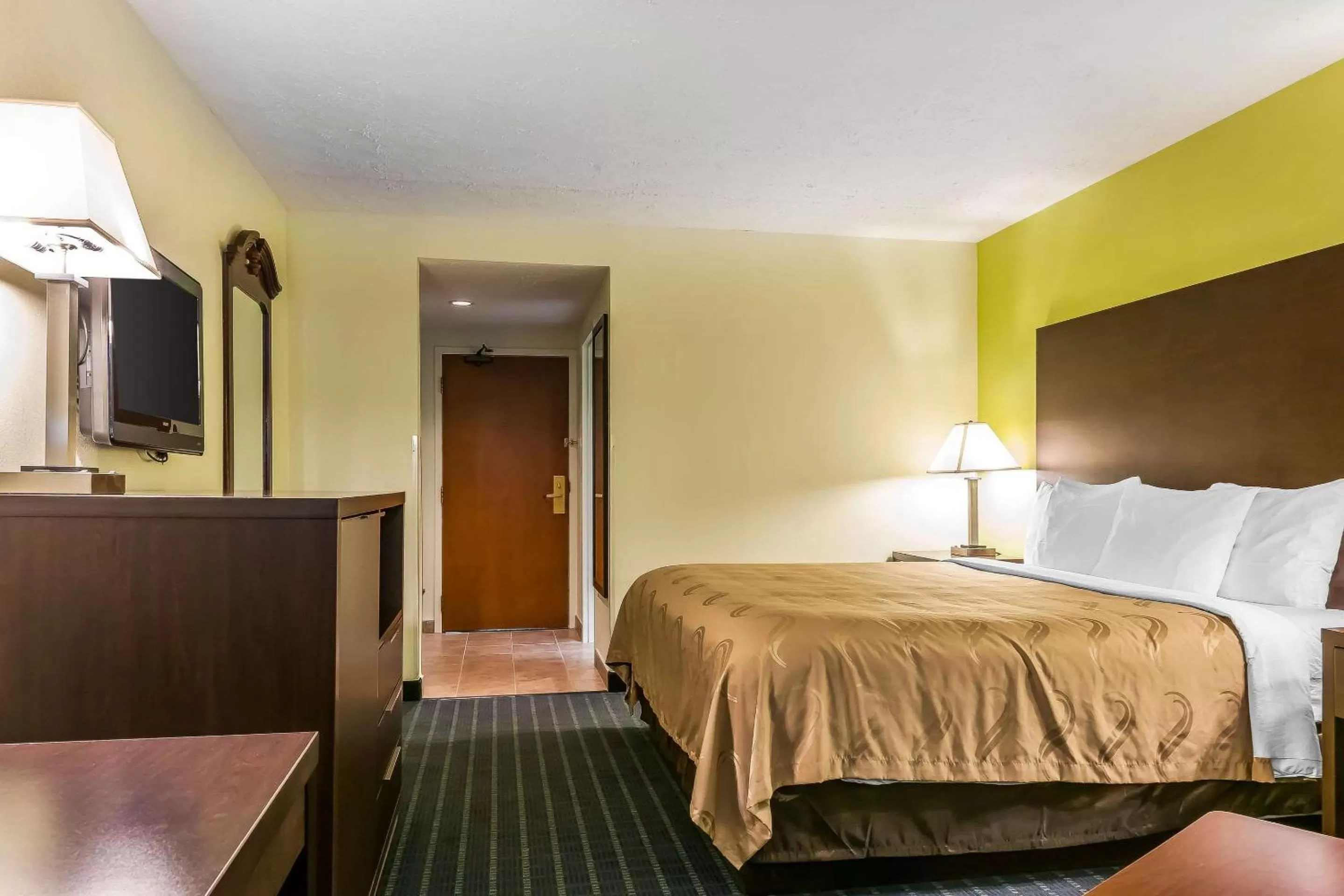 Photo of the whole room, Bed in Quality Inn Jackson