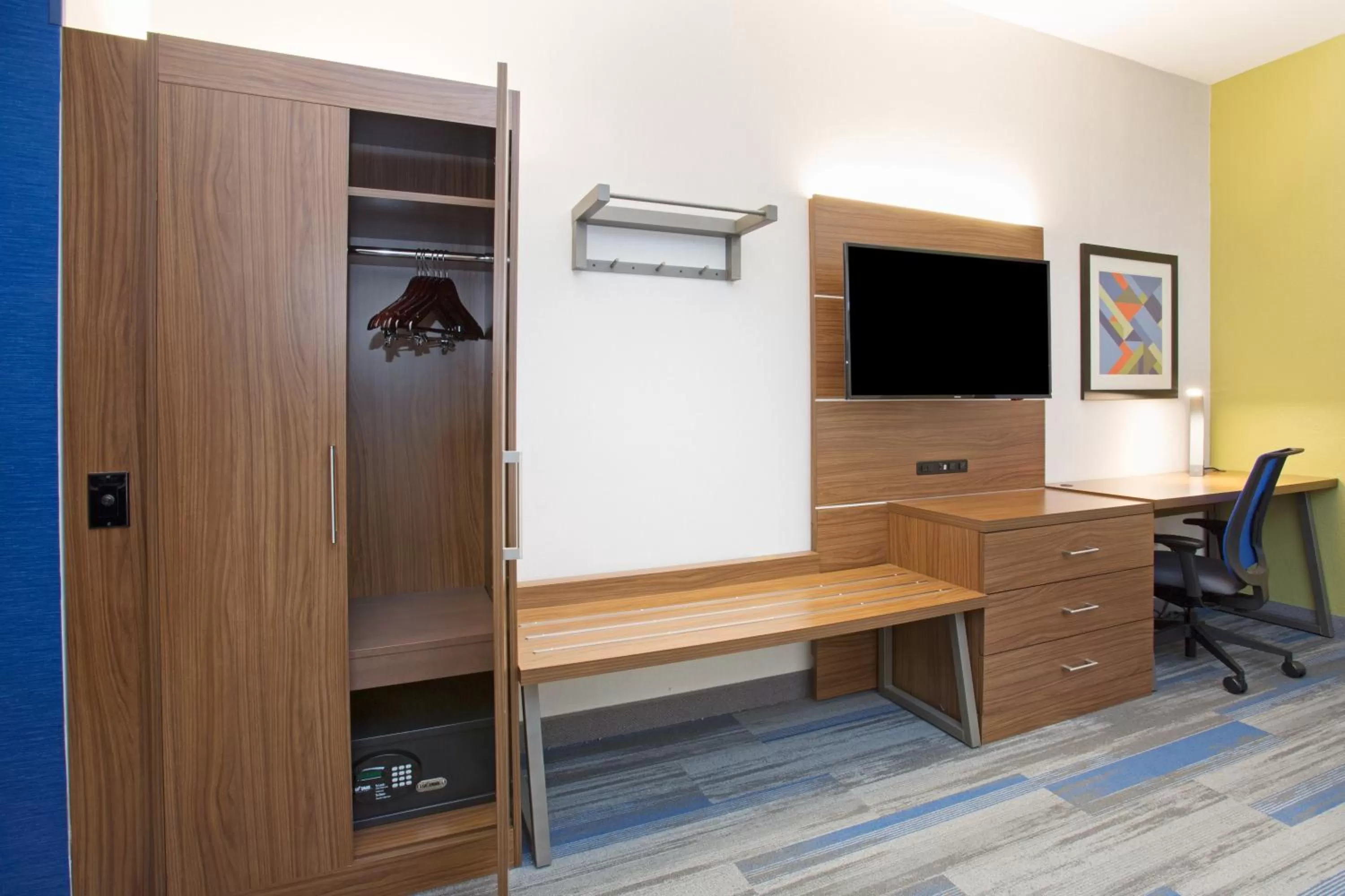 TV and multimedia in Holiday Inn Express Kansas City - at the Legends! by IHG