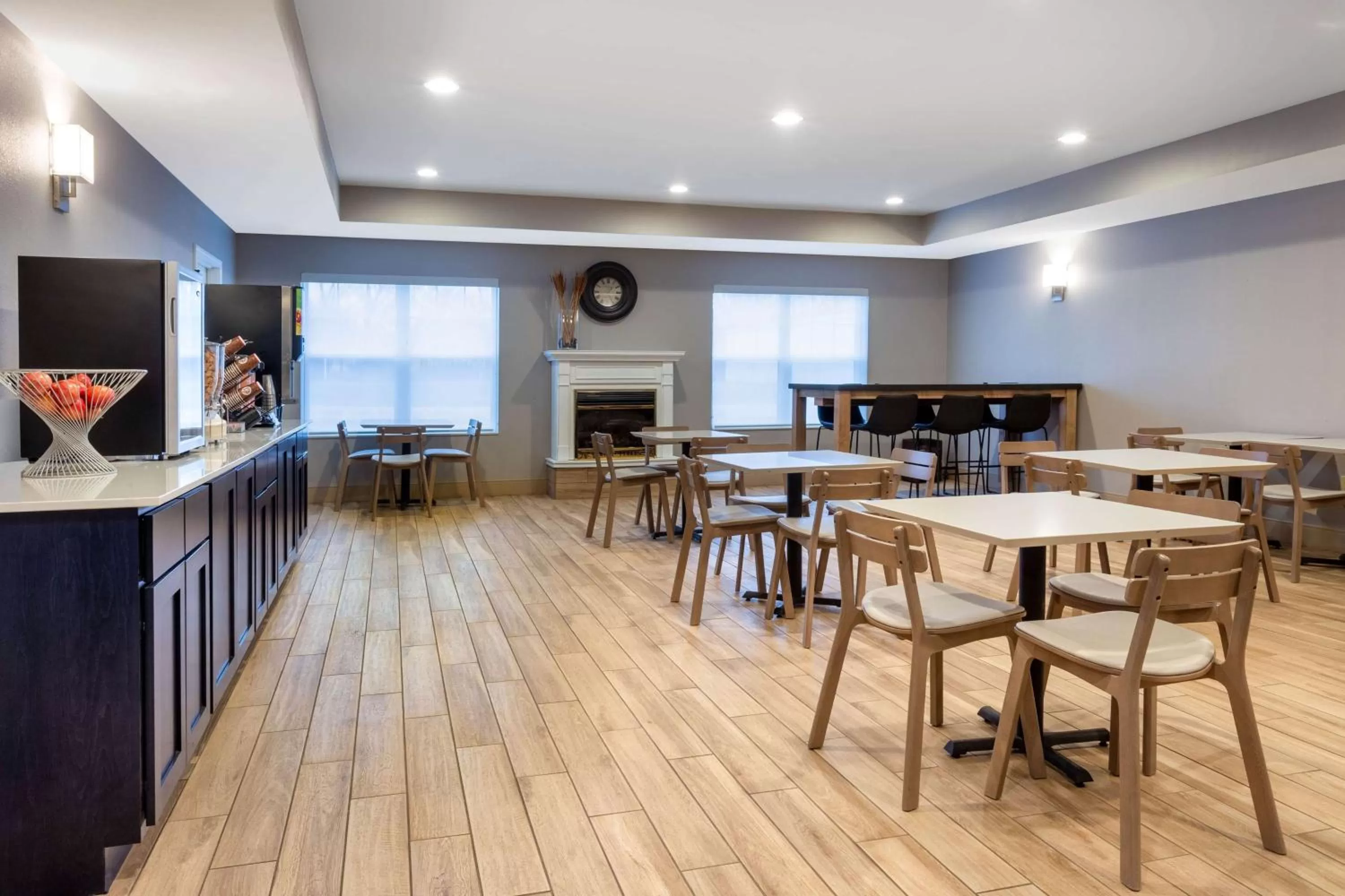 Restaurant/places to eat in AmericInn by Wyndham Fulton Clinton