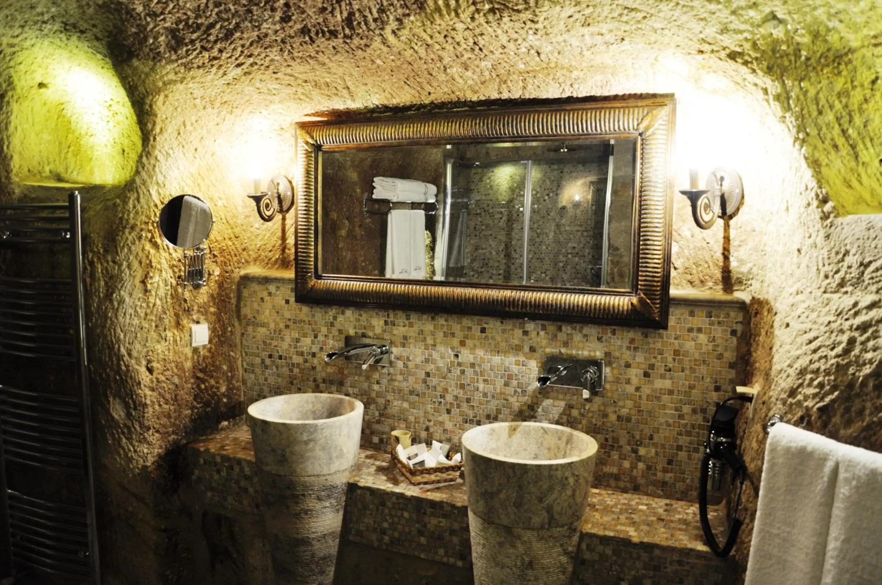 Bathroom, Lounge/Bar in Dere Suites Cappadocia