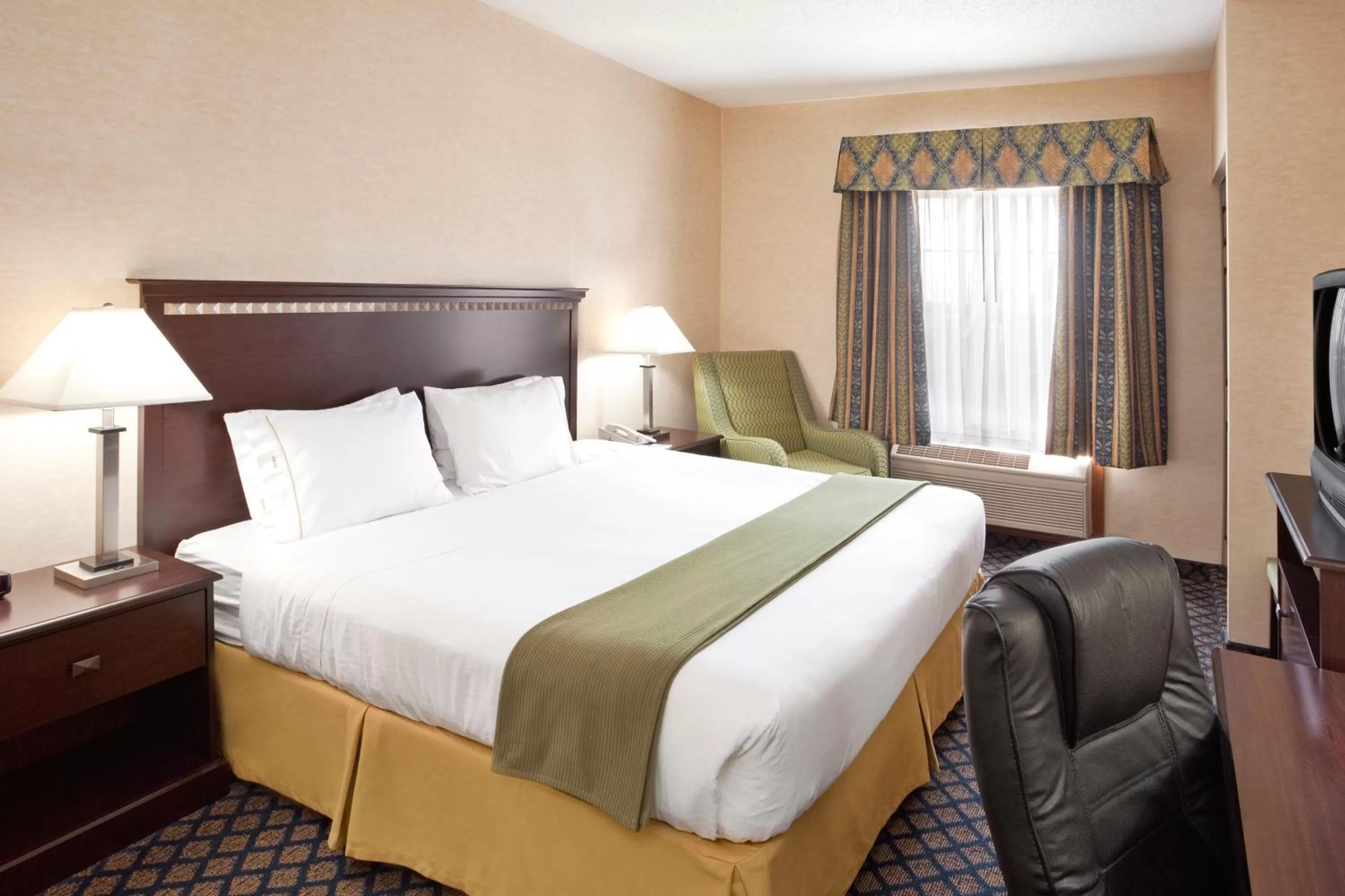 Photo of the whole room, Bed in Holiday Inn Express Hotel & Suites Delaware-Columbus Area by IHG