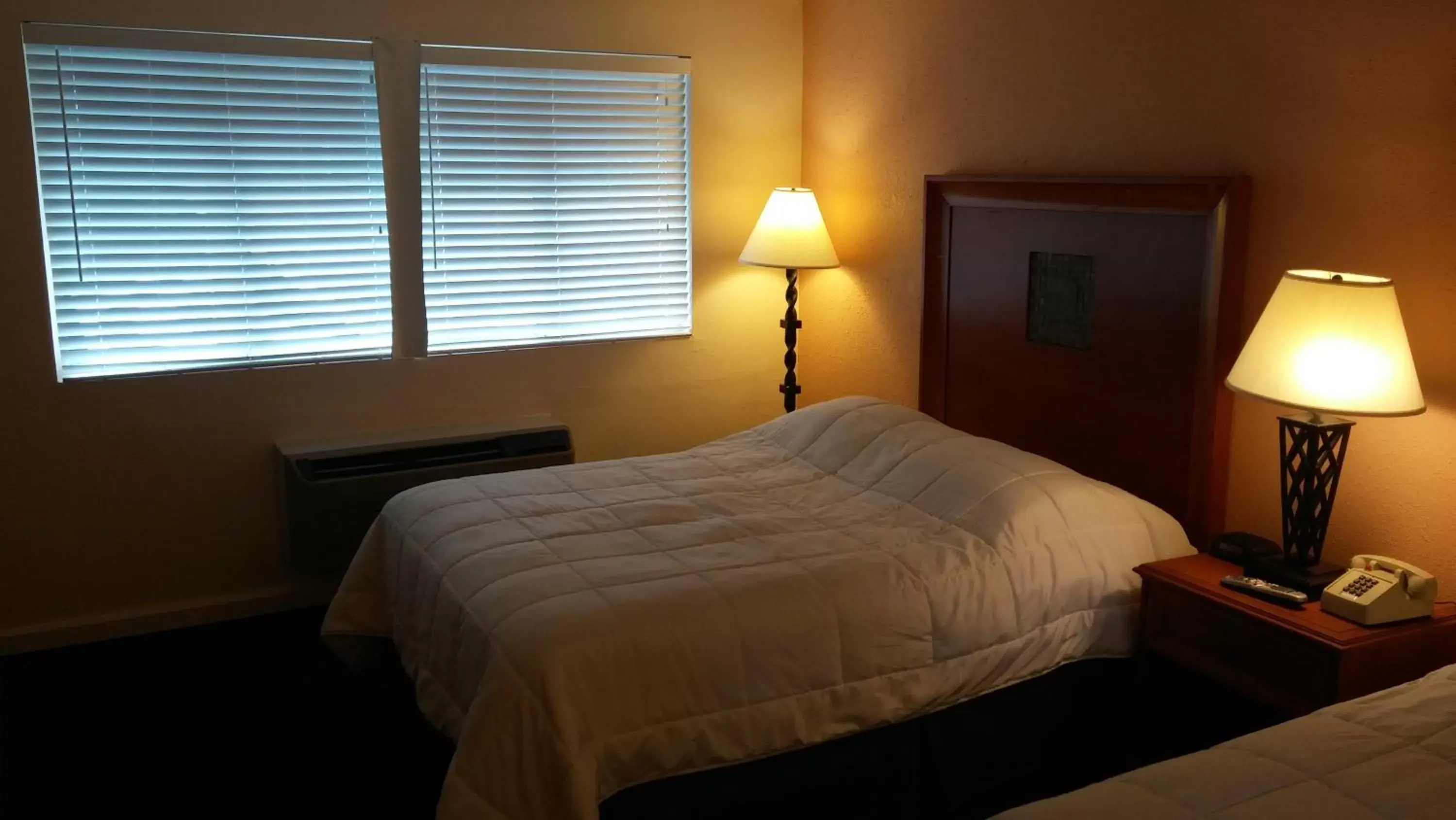 Day, Bed in Grays Harbor Inn & Suites