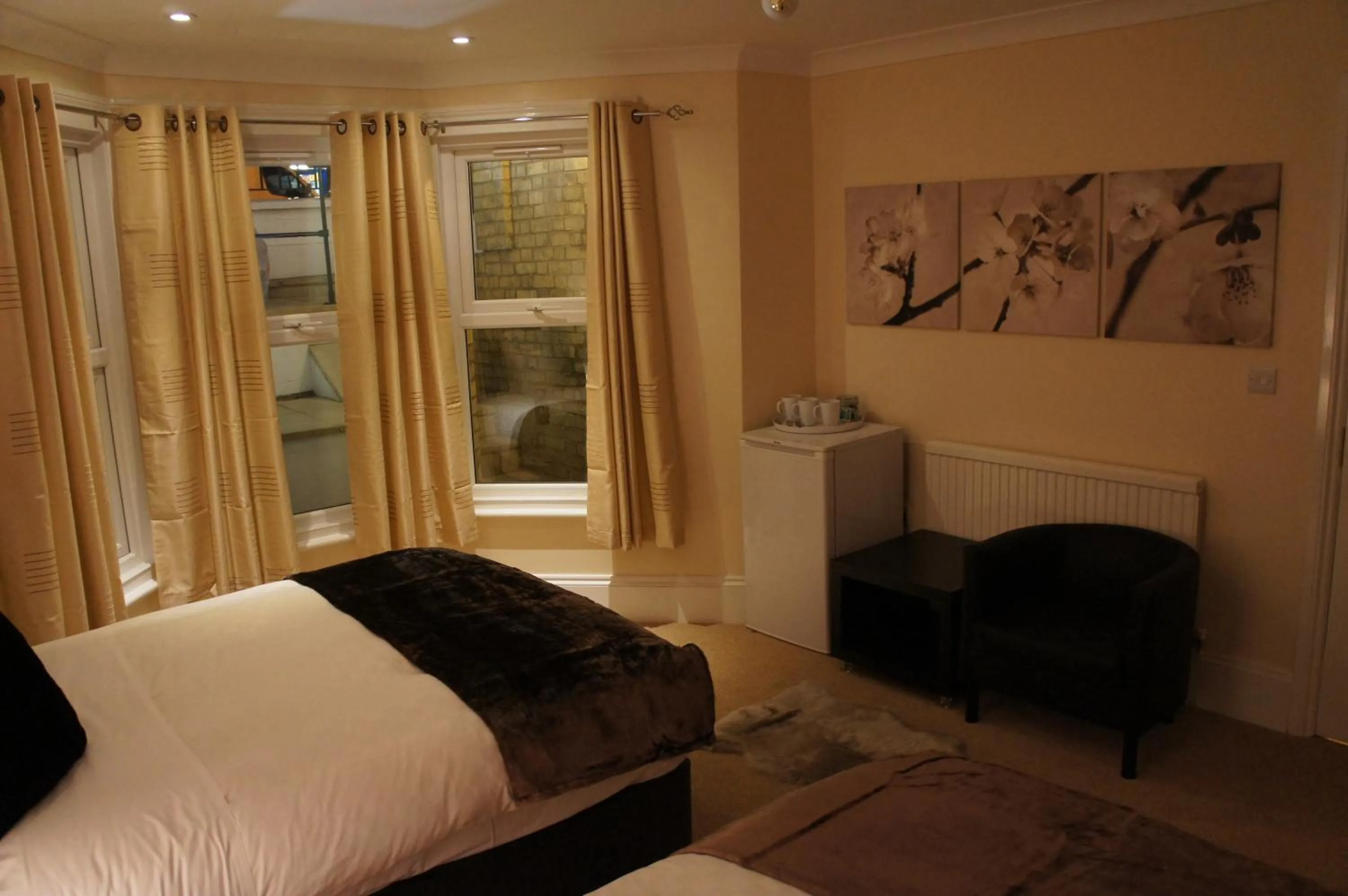 Bed in Sapphire Hotel London