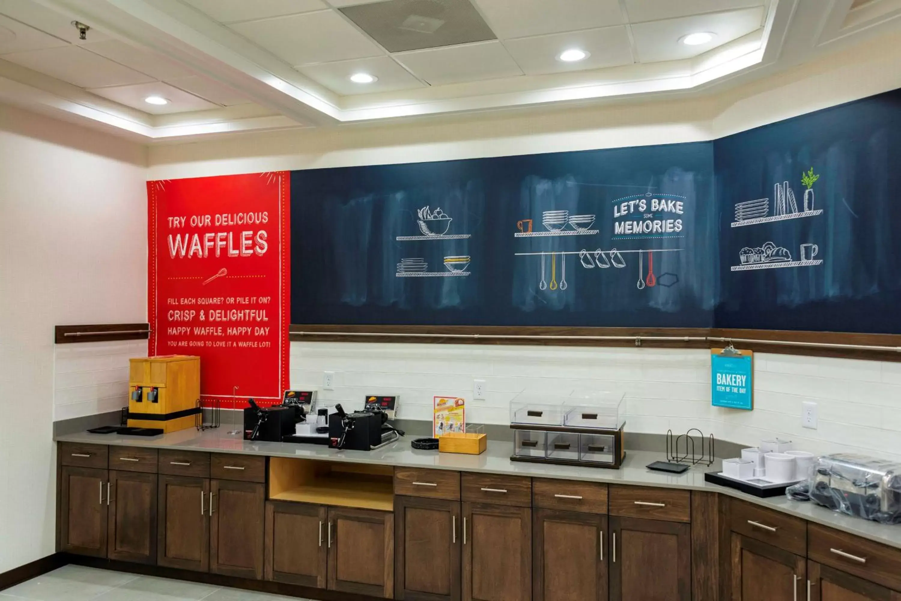 Breakfast, Kitchen/Kitchenette in Hampton Inn Kinston