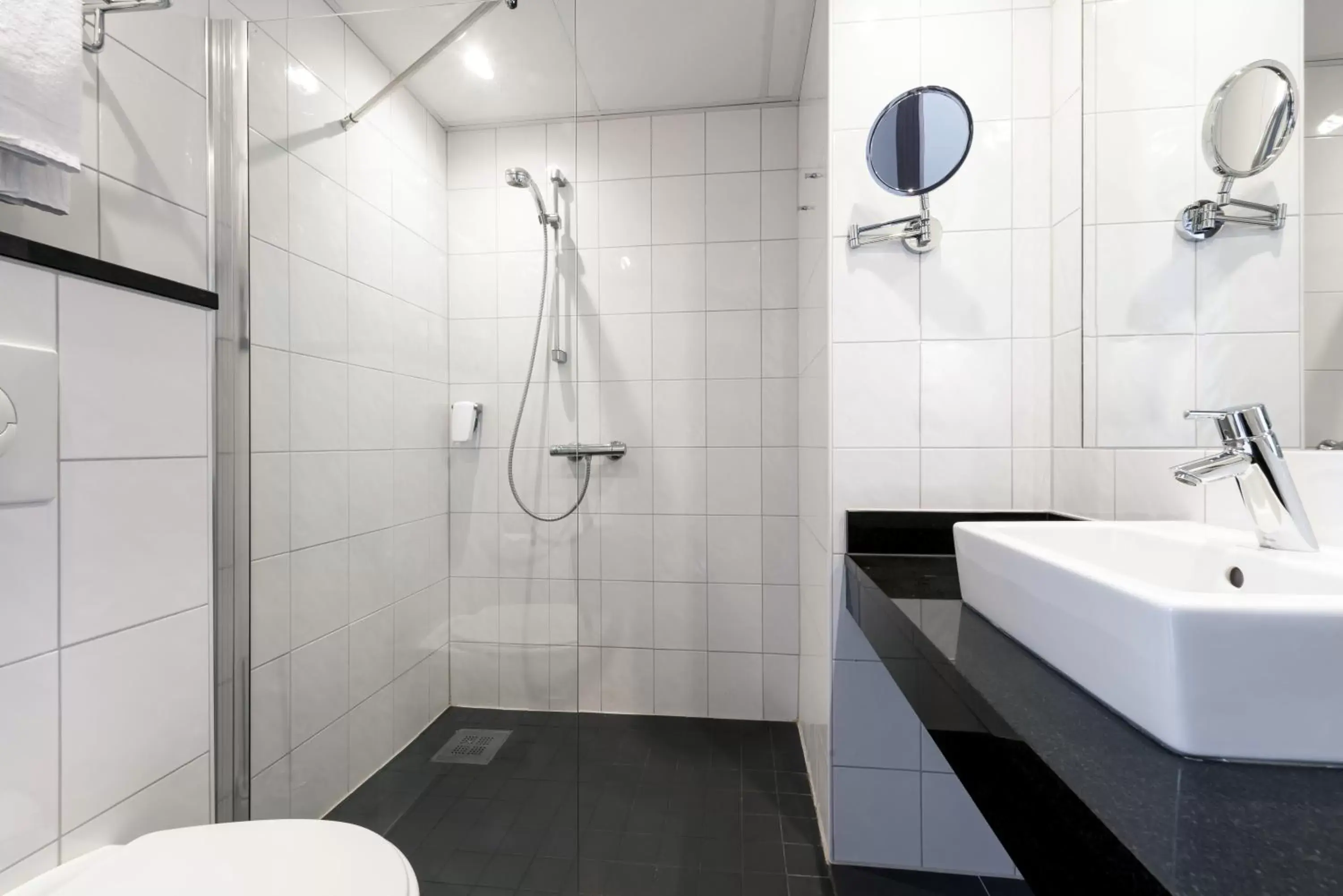 Shower, Bathroom in Quality Hotel Residence