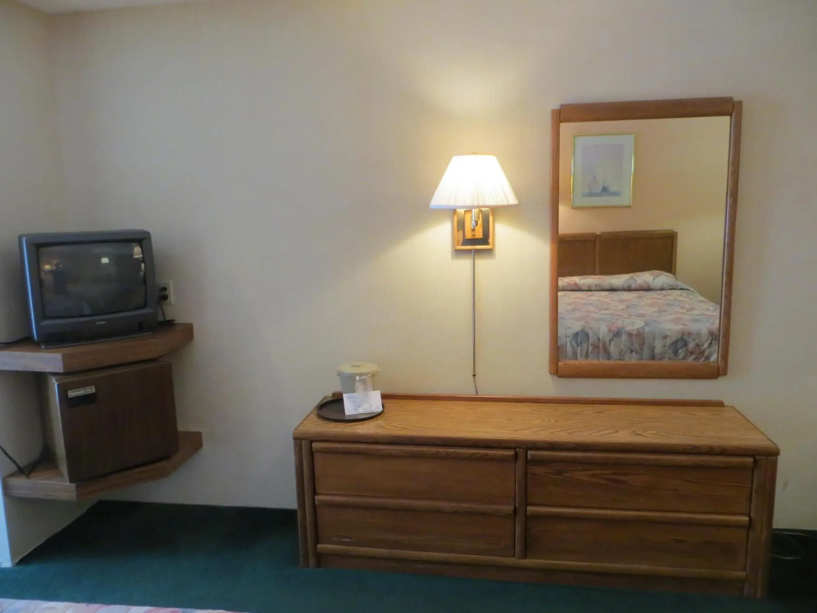 TV/Entertainment Center in Starlite Budget Inn