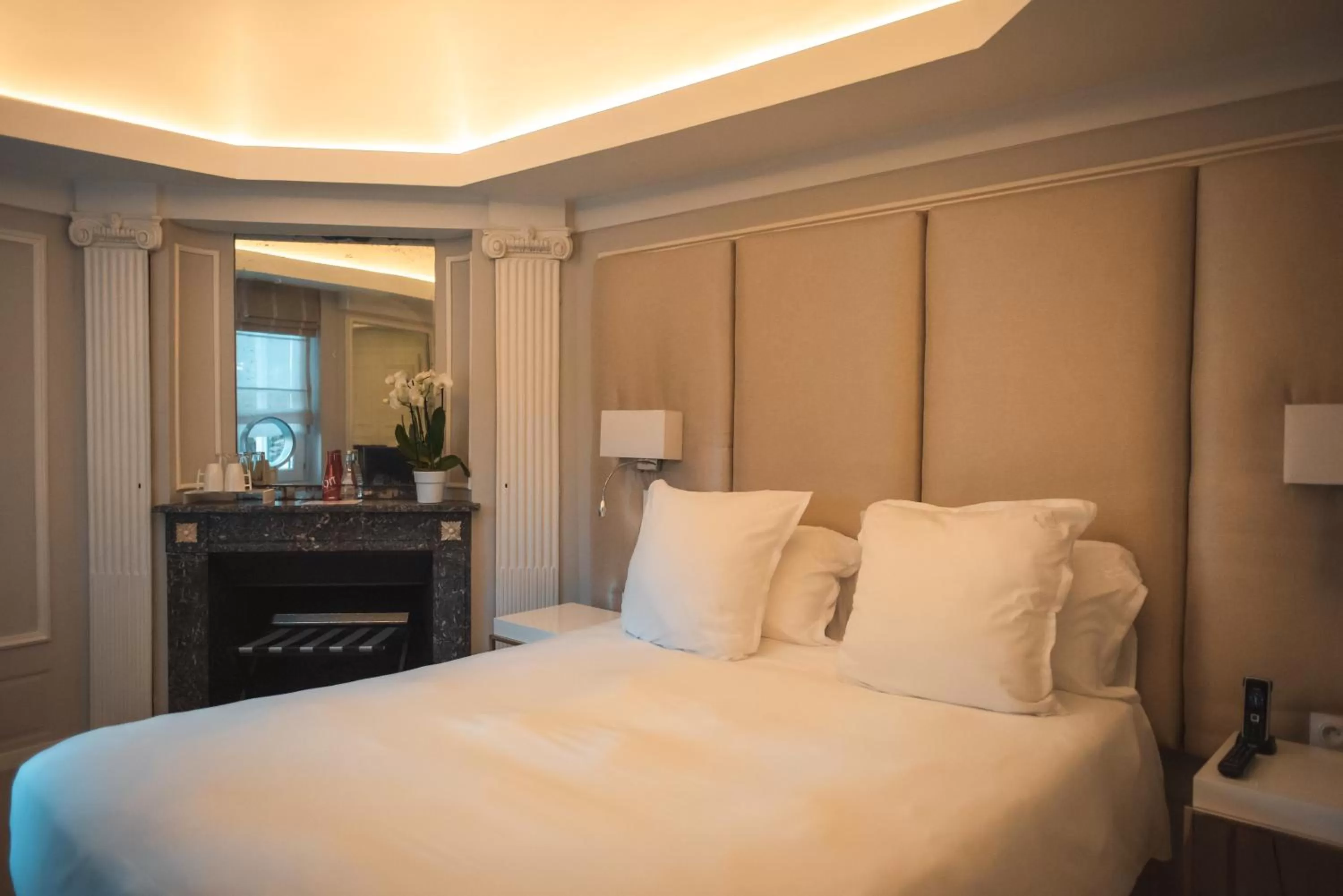 Property building, Bed in Clarance Hotel Lille