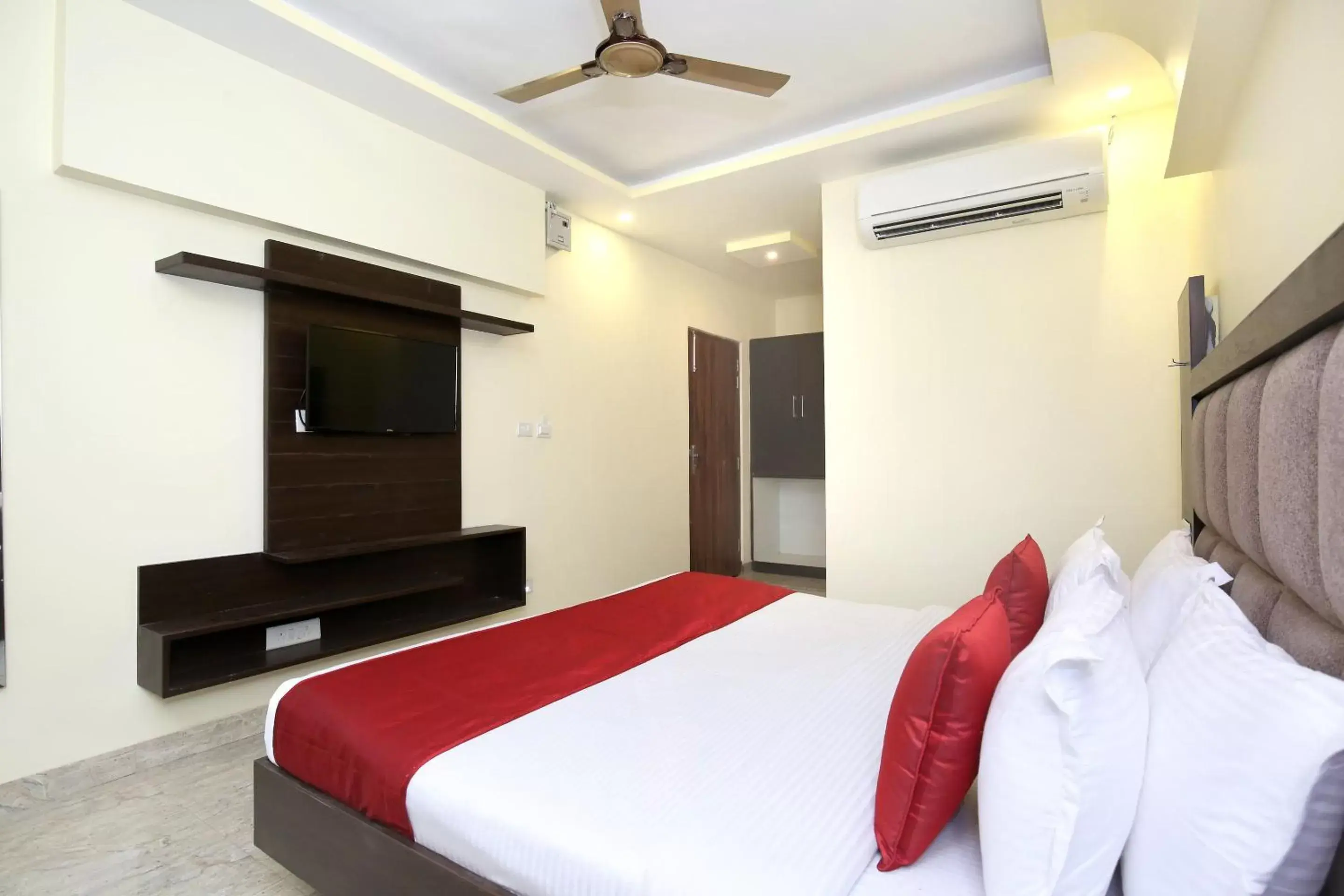 Bedroom, Bed in Capital O Hotel Royal Bedroom, Bed in Capital O Hotel Royal