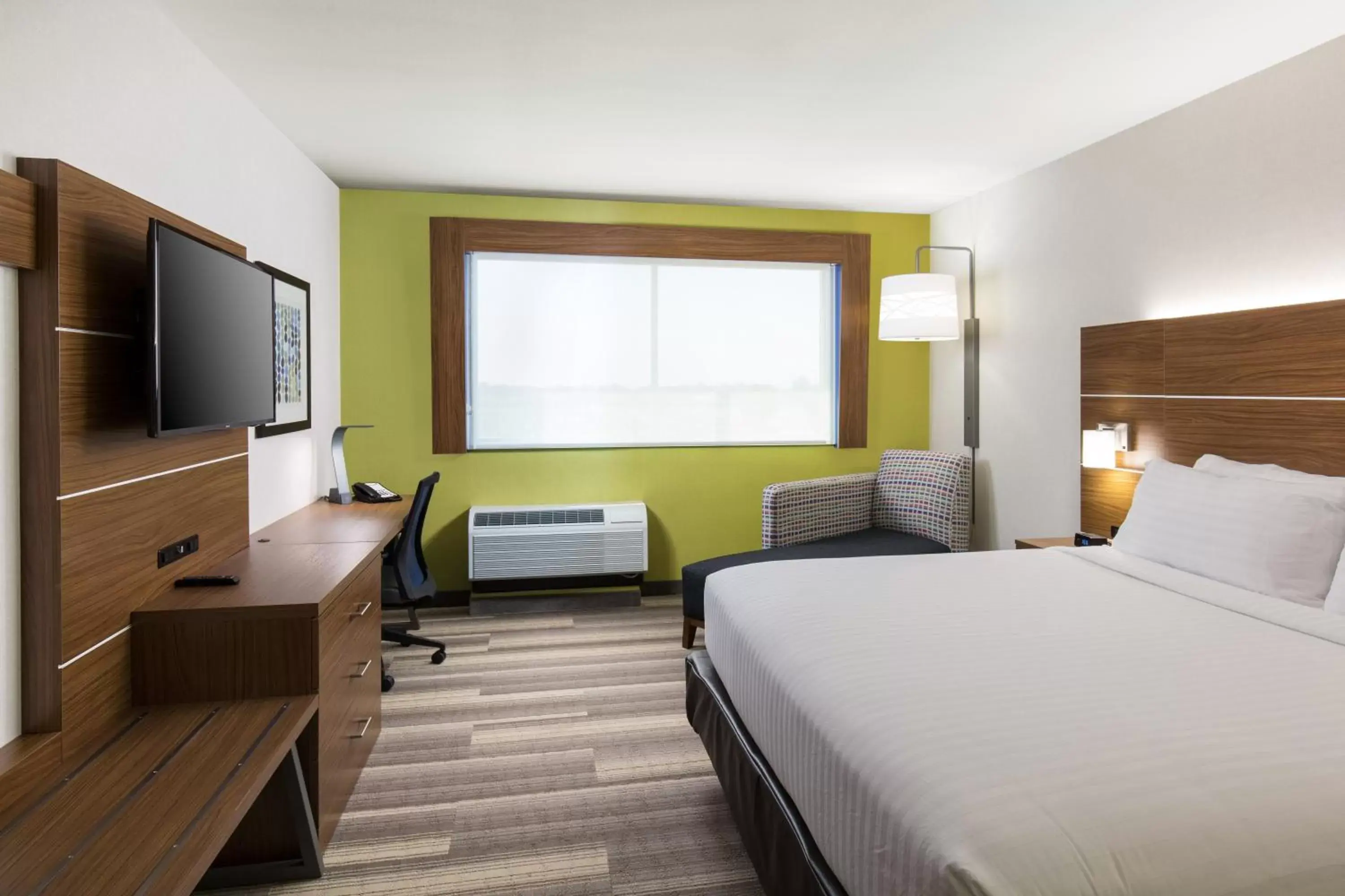 Photo of the whole room, Bed in Holiday Inn Express Visalia-Sequoia Gateway Area, an IHG Hotel