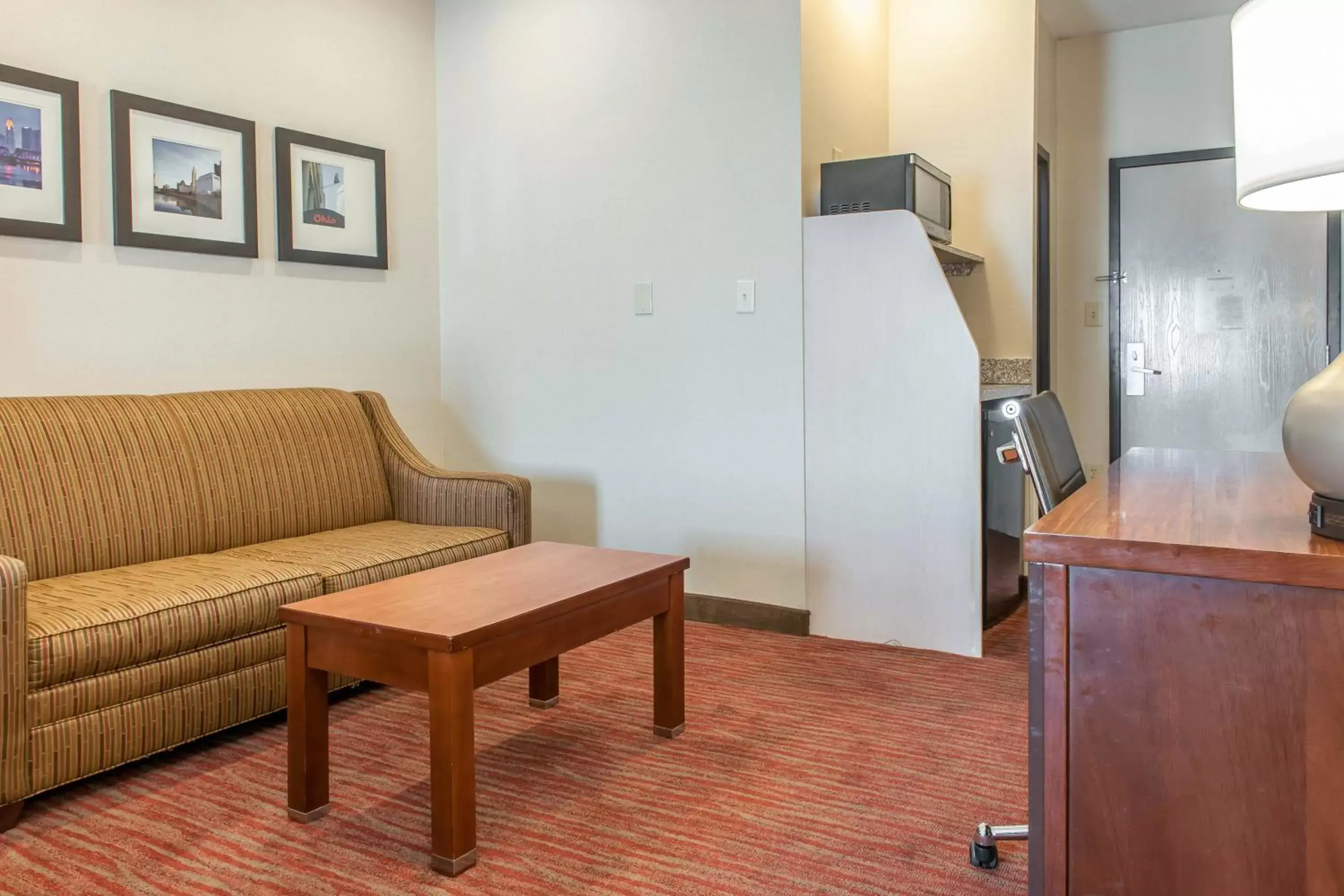 Seating Area in Comfort Suites Columbus