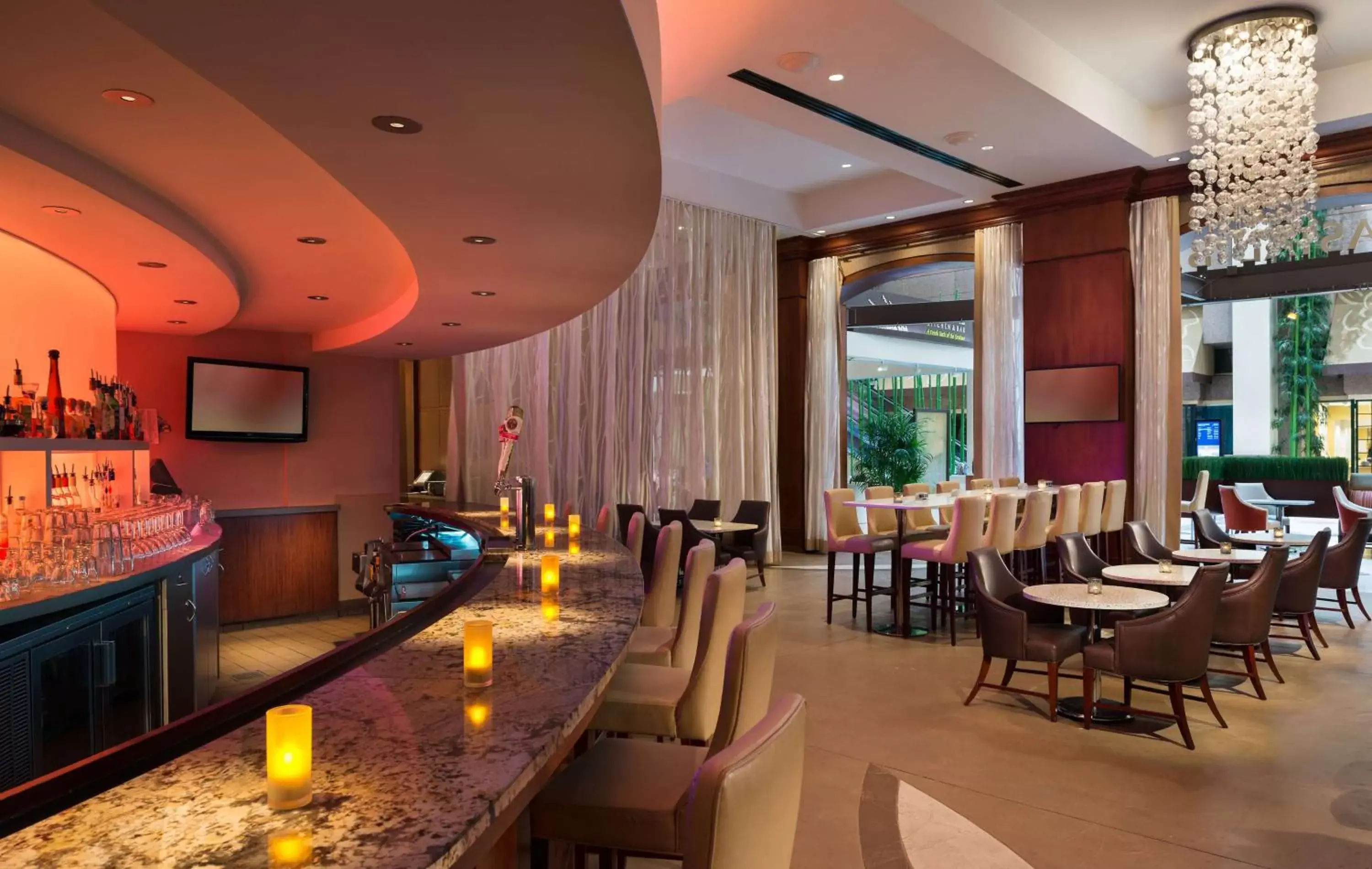 Lounge or bar, Restaurant/Places to Eat in Hilton Charlotte Uptown