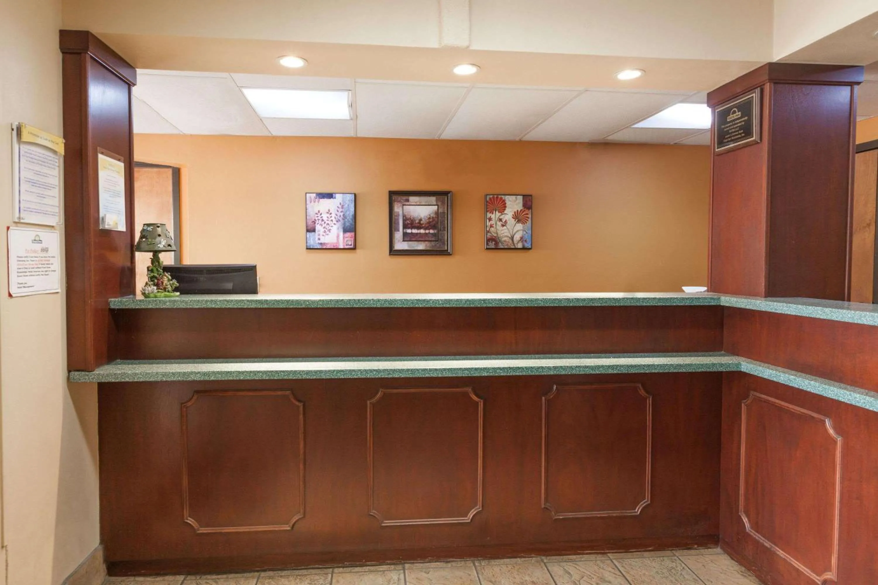 Lobby or reception in Red Carpet Inn Elkton