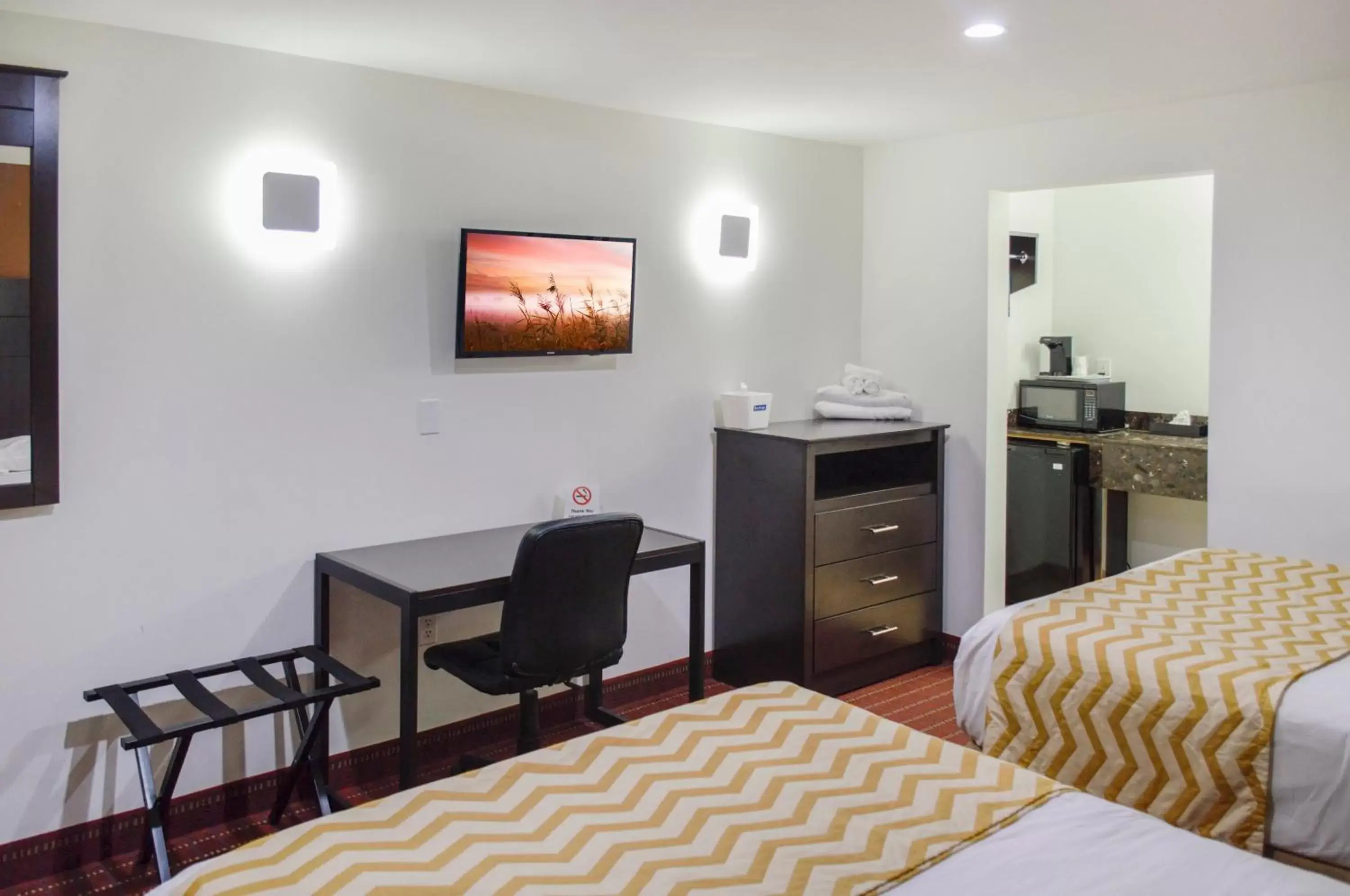 TV and multimedia, Bed in Travelodge by Wyndham Manhasset
