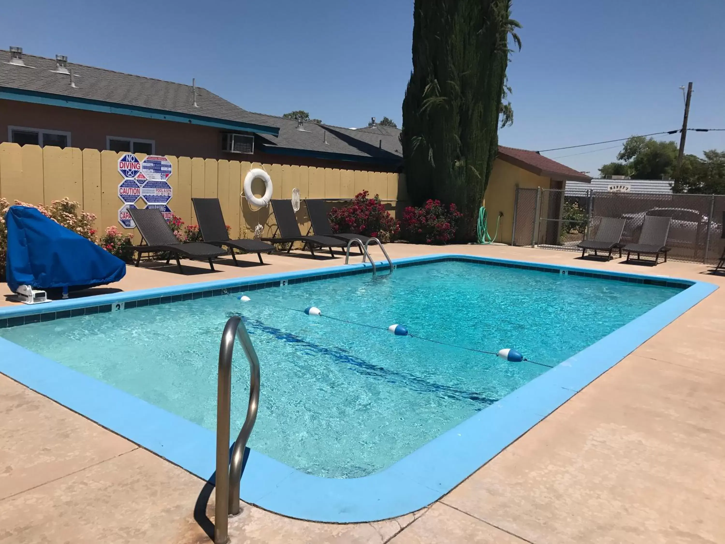 Swimming Pool in Budget Inn