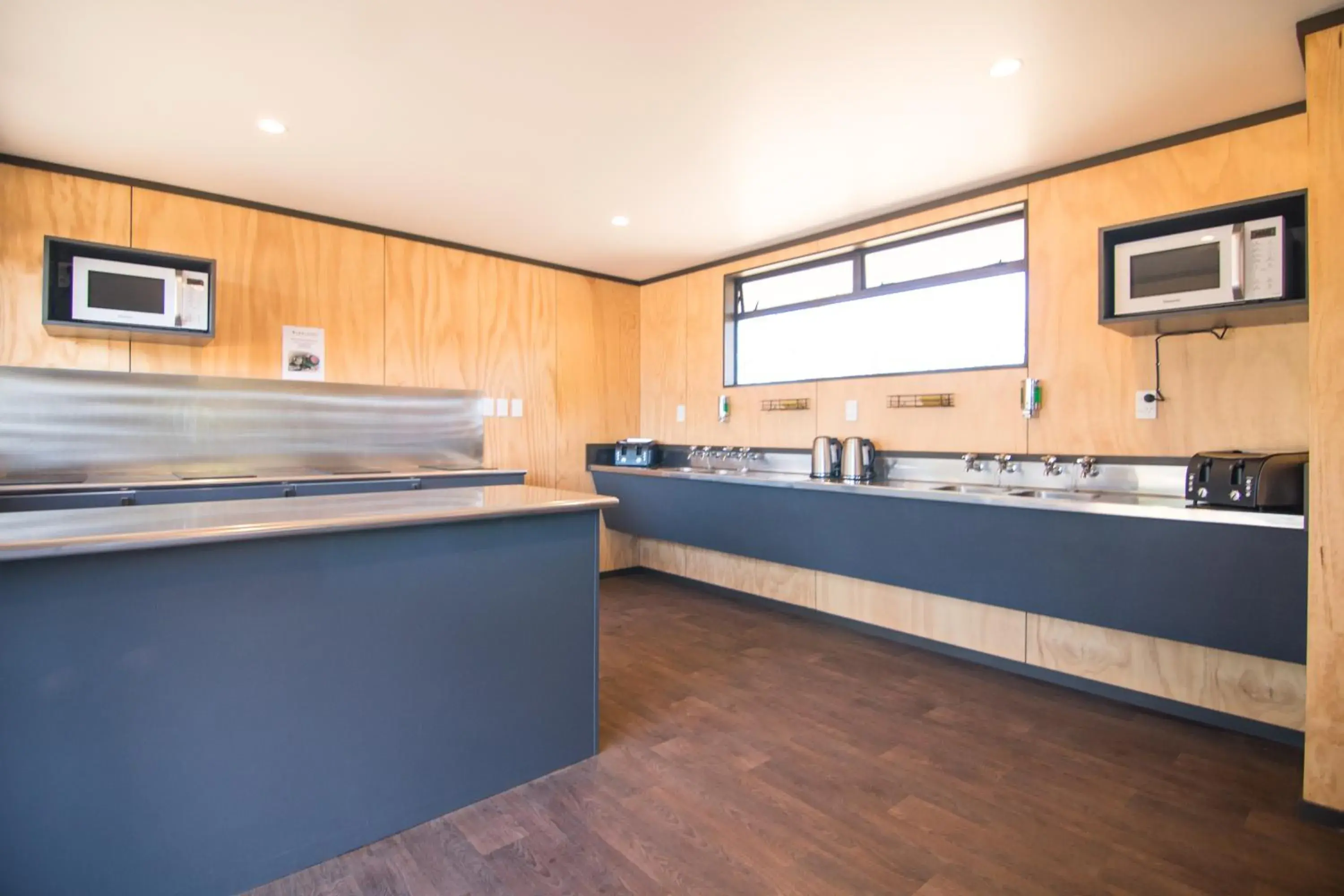 Communal kitchen, Kitchen/Kitchenette in Parklands Motorlodge & Holiday Park