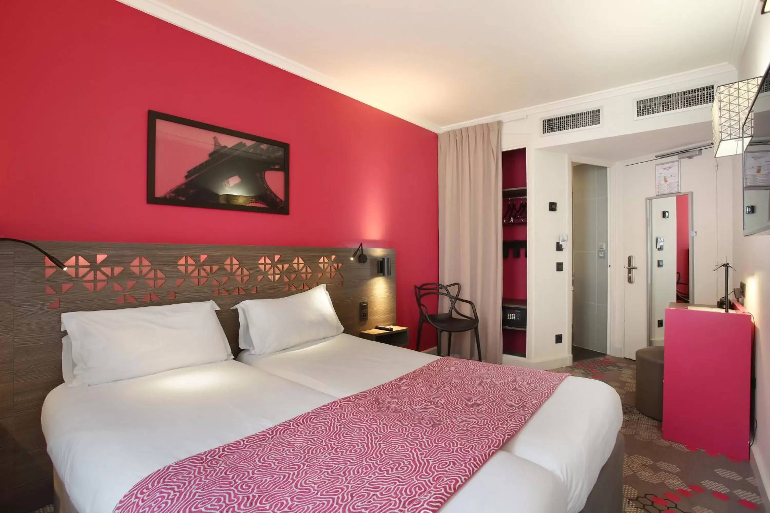 Bedroom, Bed in Hotel Eiffel Capitol