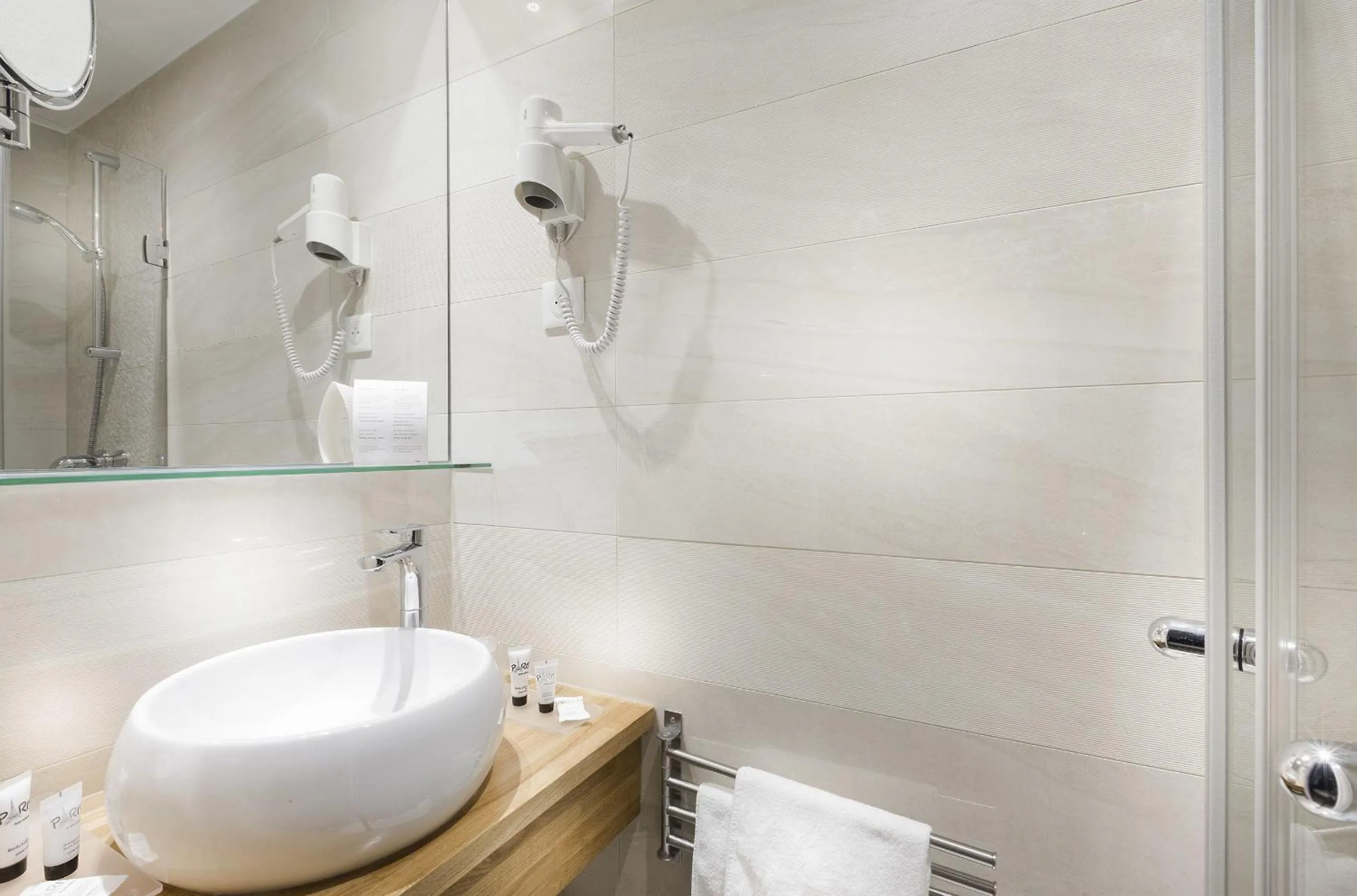 Bathroom in Hôtel International Paris