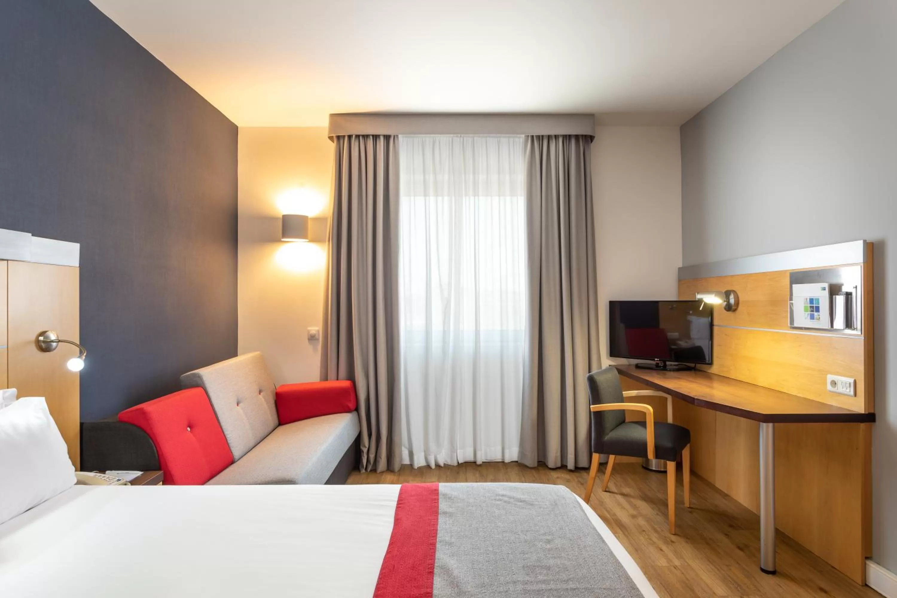 Bed in Holiday Inn Express Lisbon-Oeiras by IHG