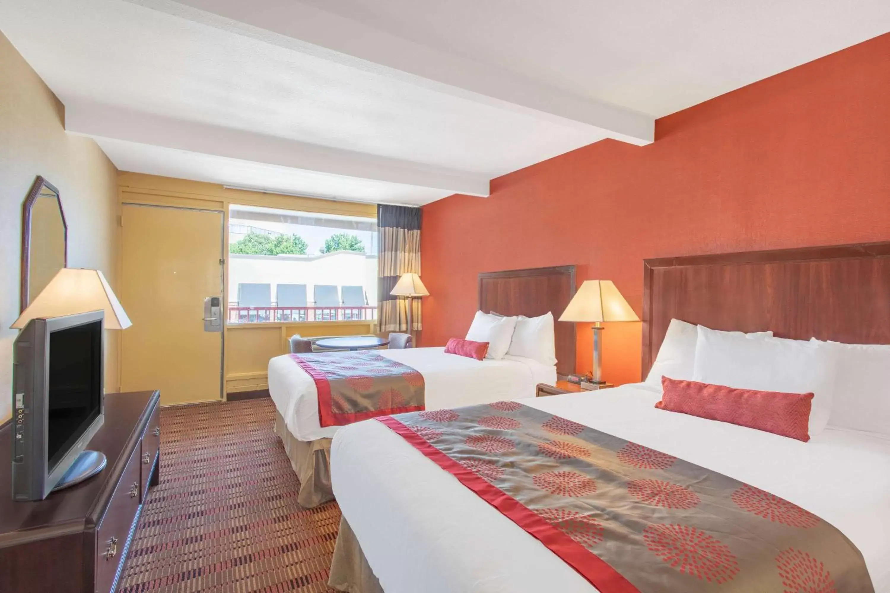 Photo of the whole room, Bed in Ramada Limited Cockeysville