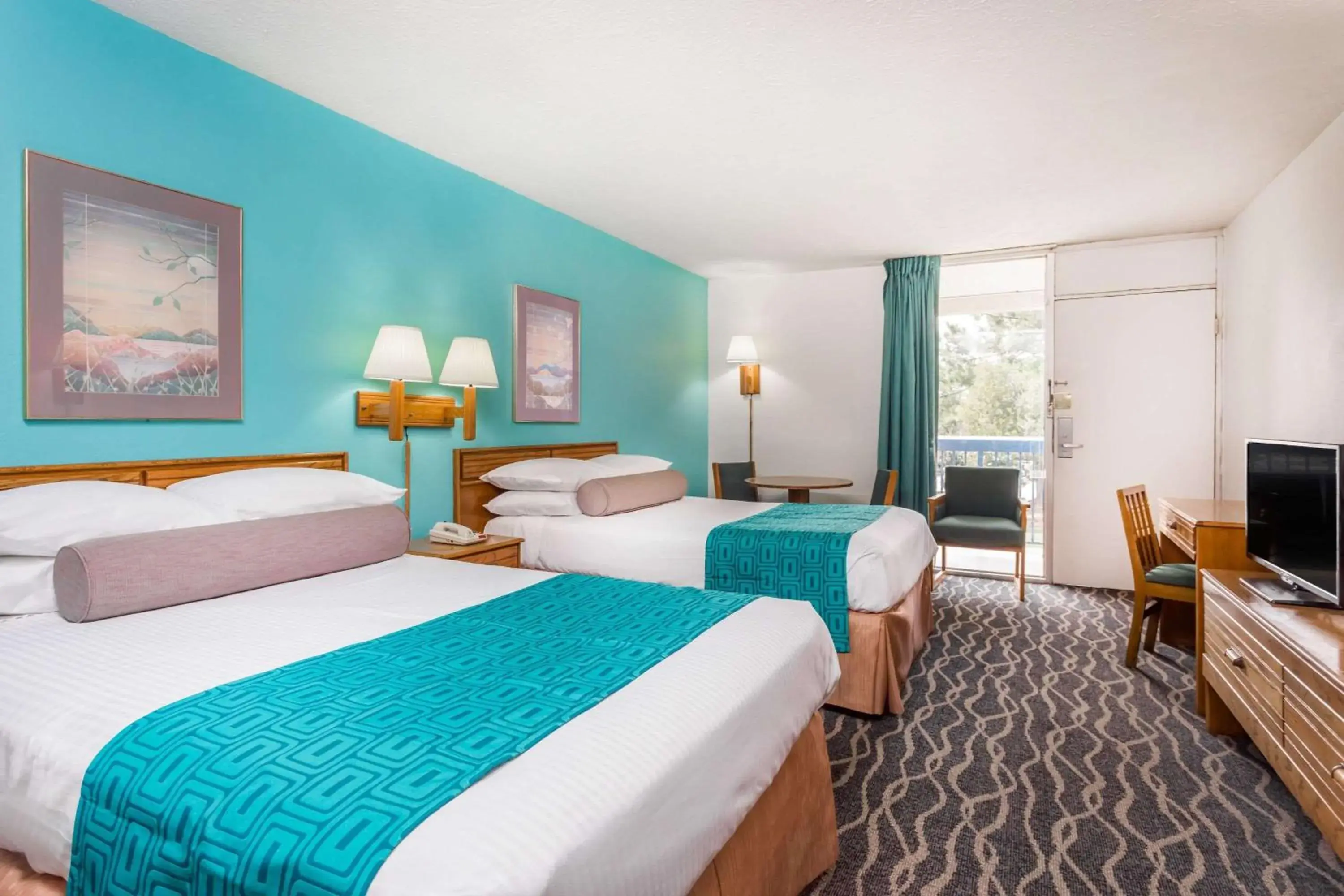 Photo of the whole room, Bed in Howard Johnson by Wyndham Commerce GA