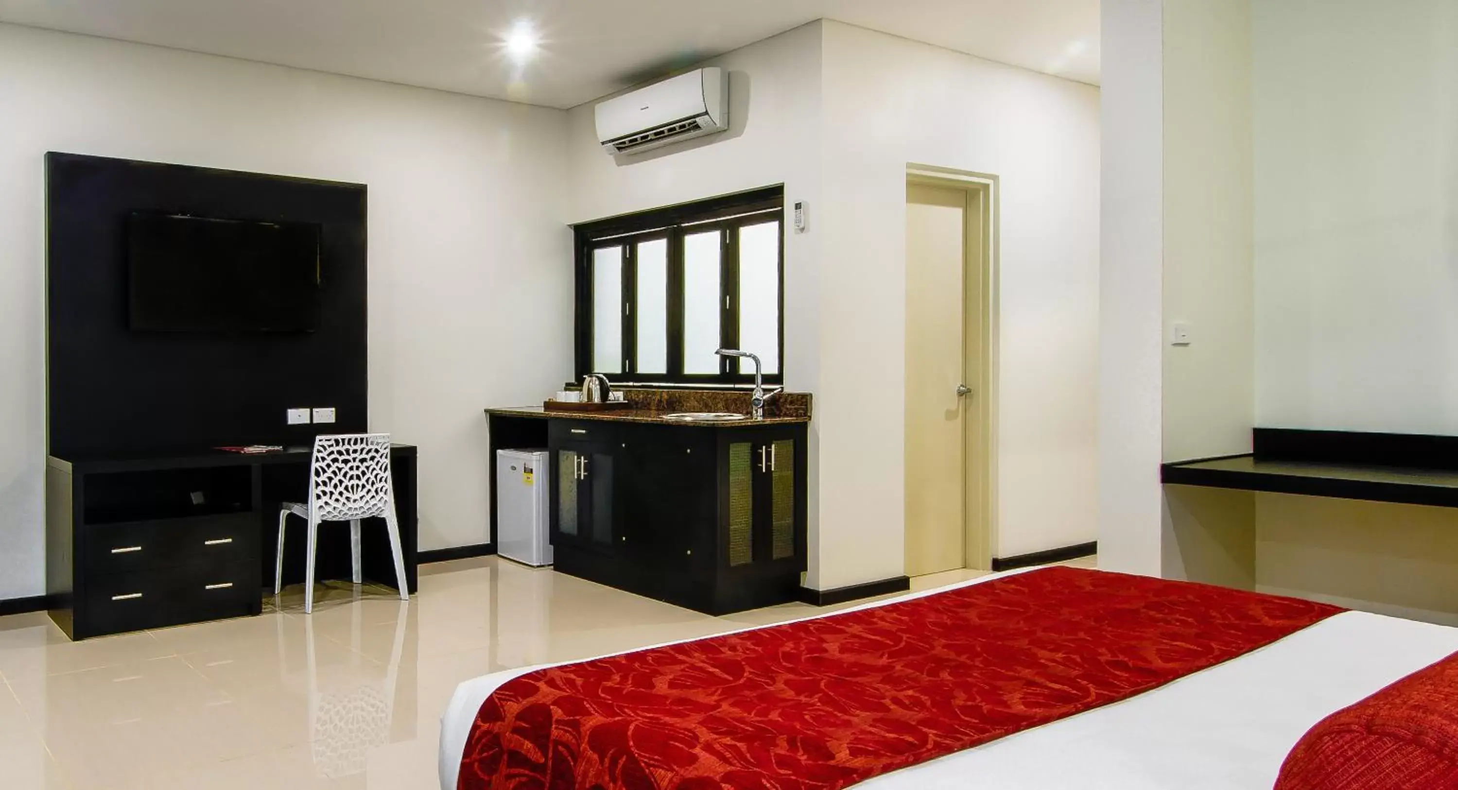 Bedroom, TV/Entertainment Center in Tanoa Waterfront Hotel
