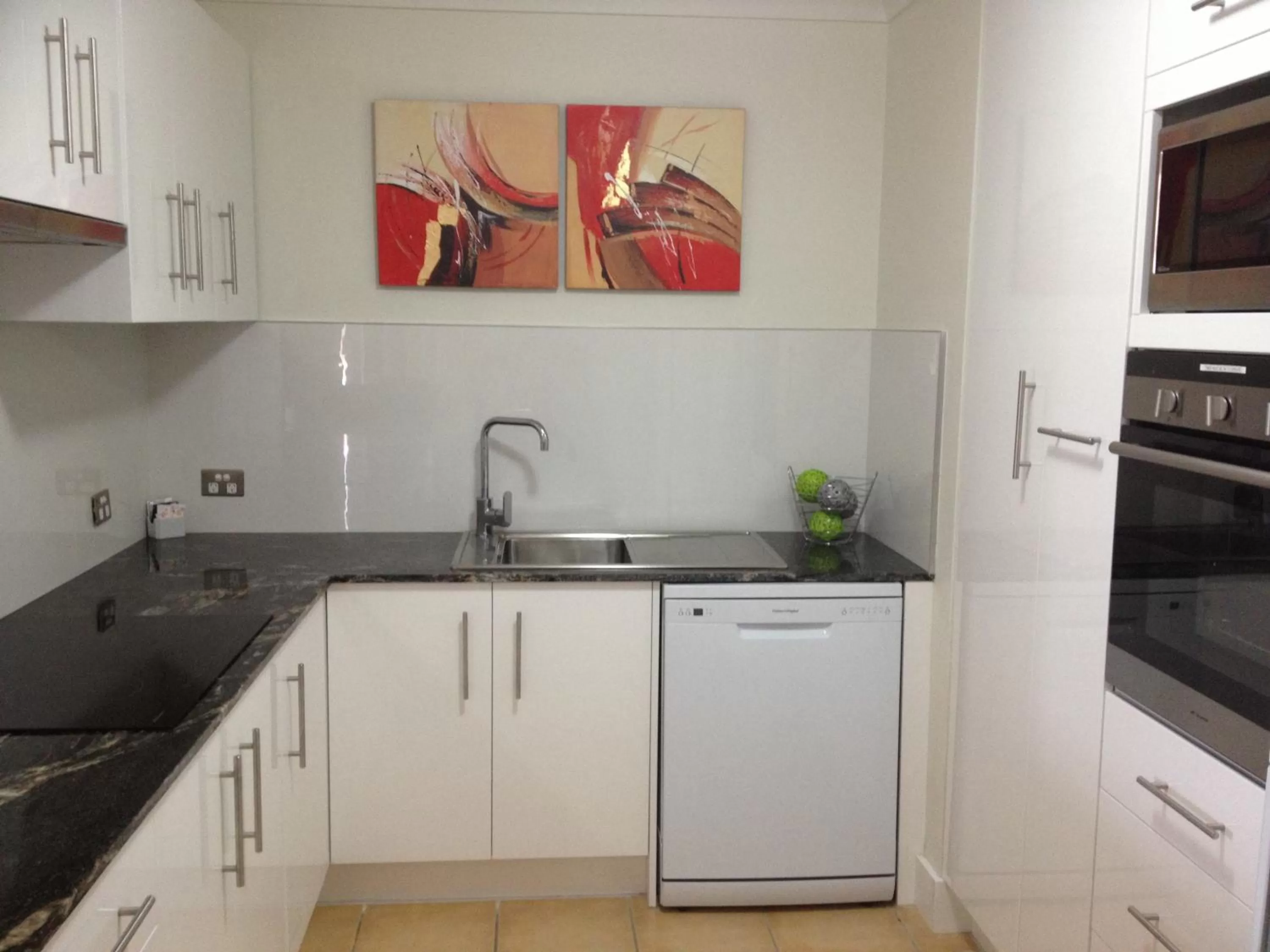 Kitchen or kitchenette in Pelican Cove Waterfront Apartment