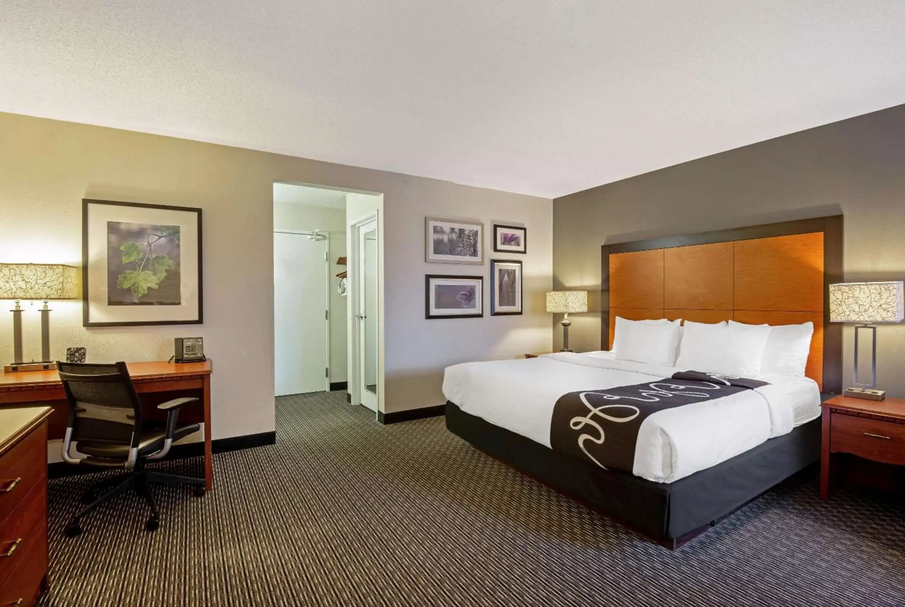 Photo of the whole room, Bed in La Quinta by Wyndham Harrisburg Airport Hershey