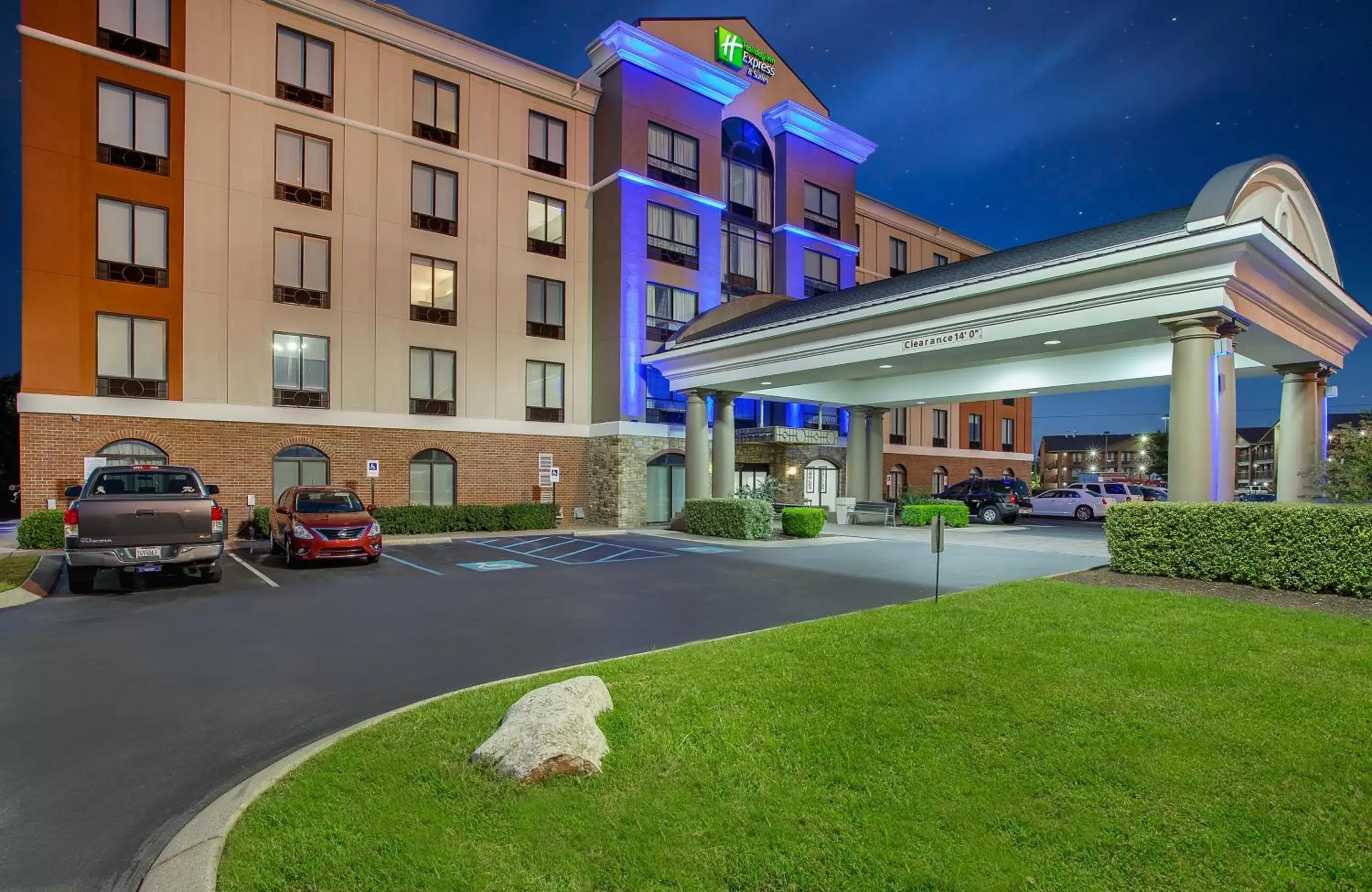 Property Building in Holiday Inn Express & Suites Lebanon-Nashville Area, an IHG Hotel
