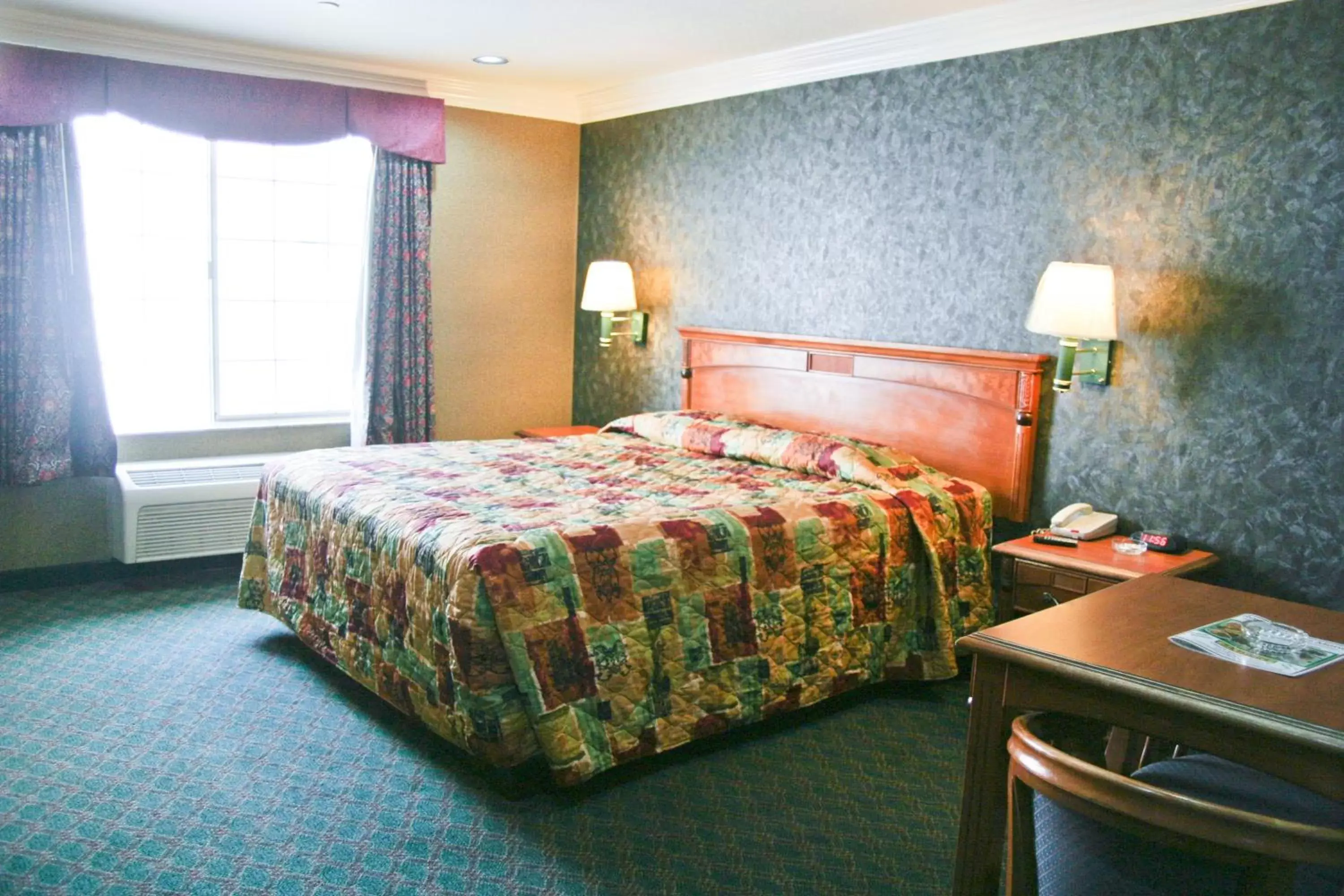 Bed in Crystal Inn Suites & Spas