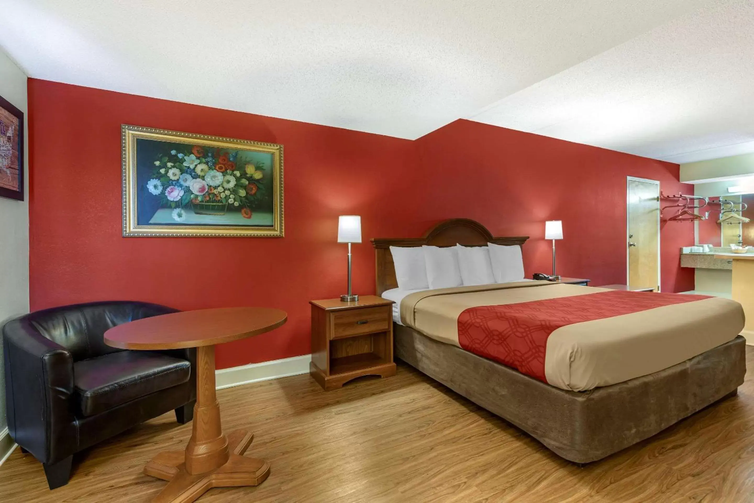 Photo of the whole room, Bed in Econo Lodge Inn & Suites Lugoff