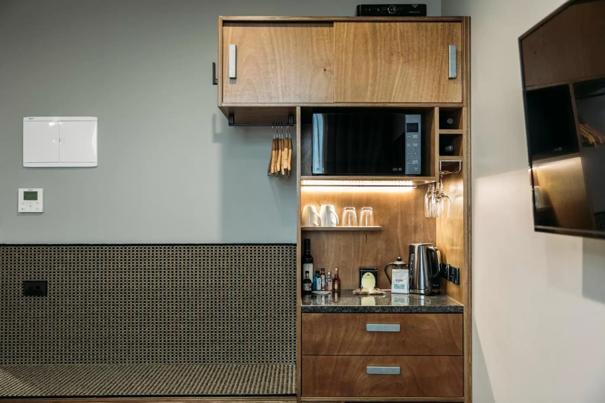 Coffee/tea facilities, TV/Entertainment Center in King and Queen Hotel Suites