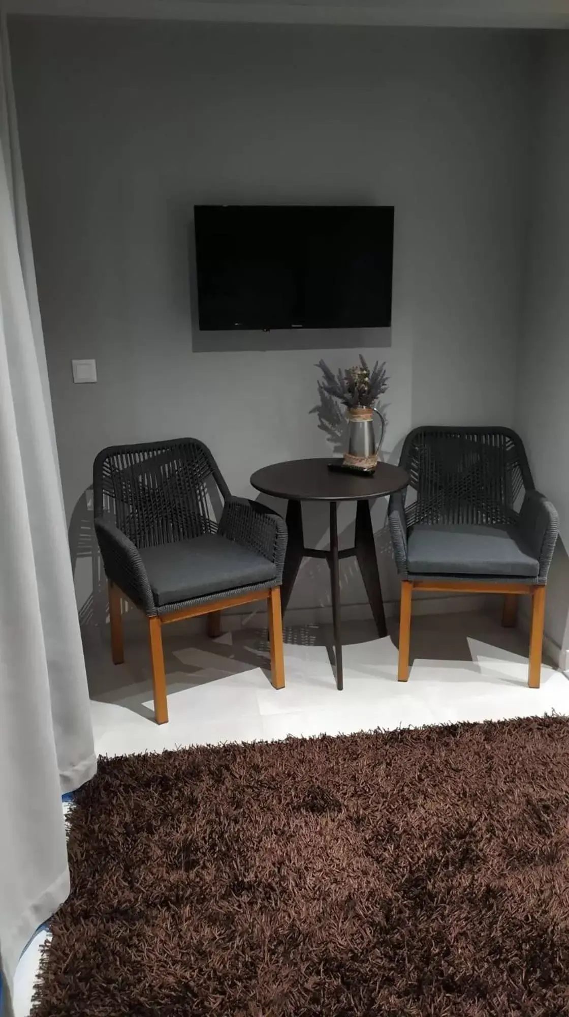 Seating area, TV/Entertainment Center in Elizabeth Queen Luxury Rooms